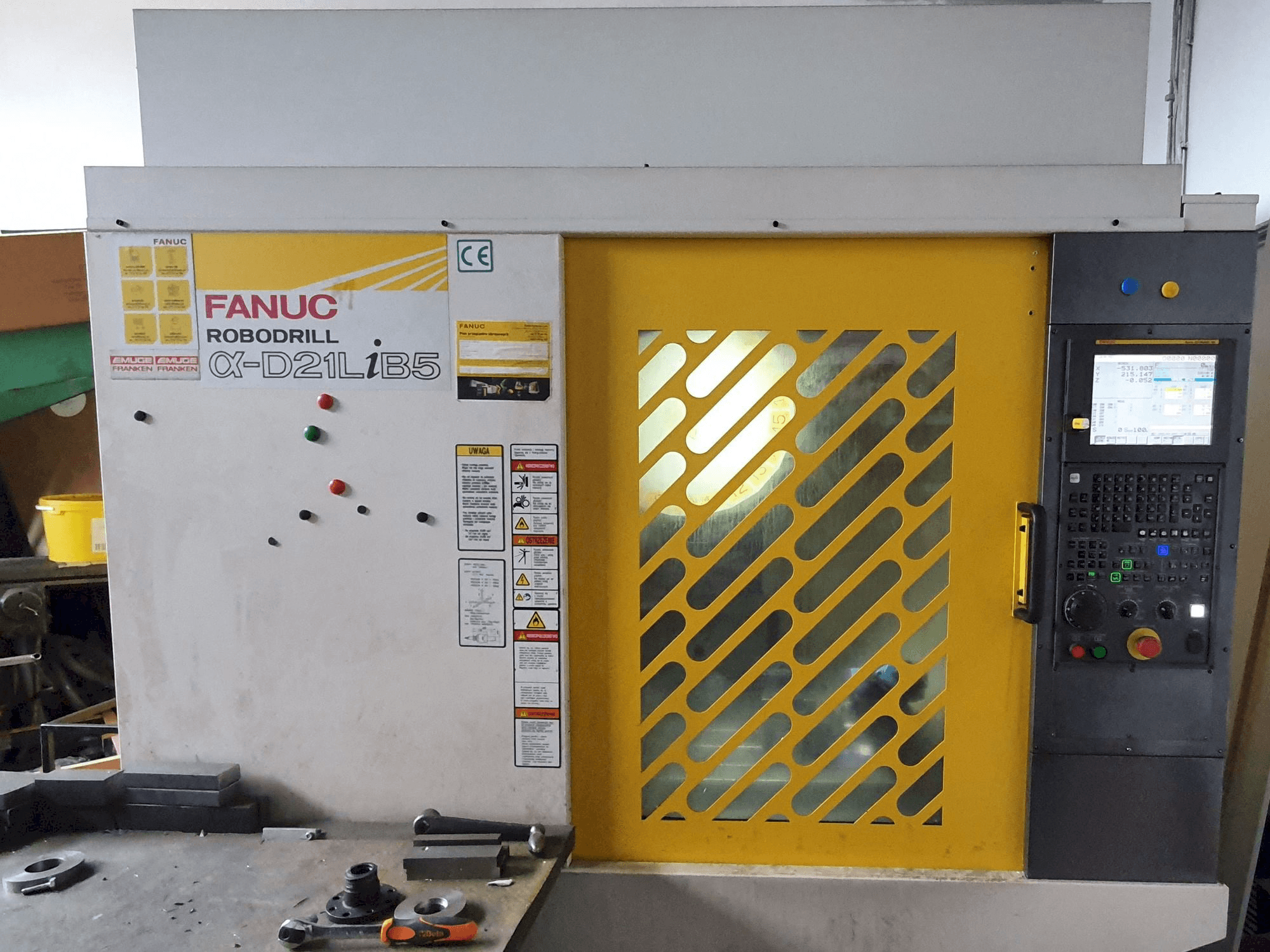 A FANUC ROBODRILL Alpha-D21LiB5 gép elölnézete
