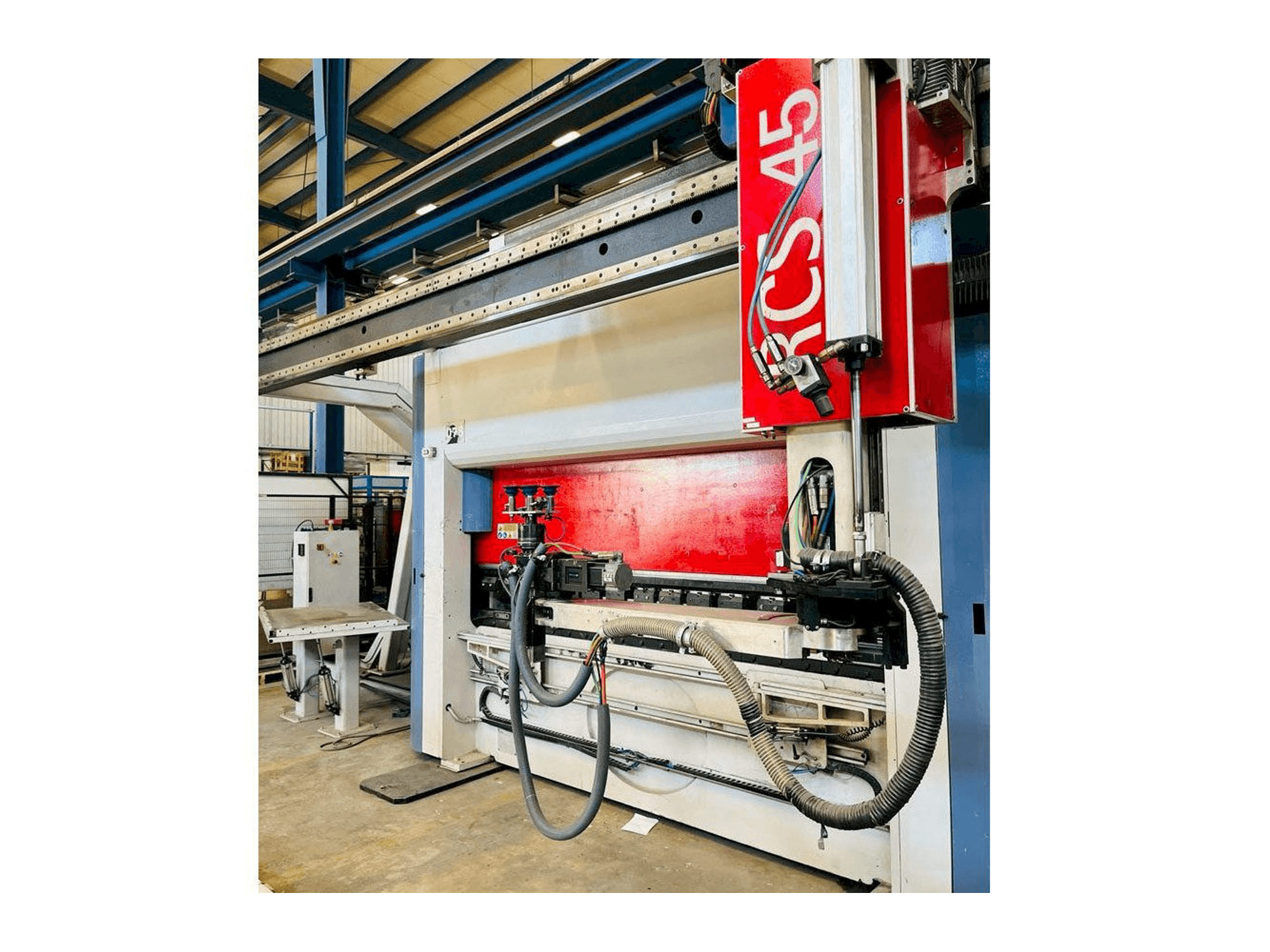 A AMADA Flexa 100-30 Schiavi gép elölnézete