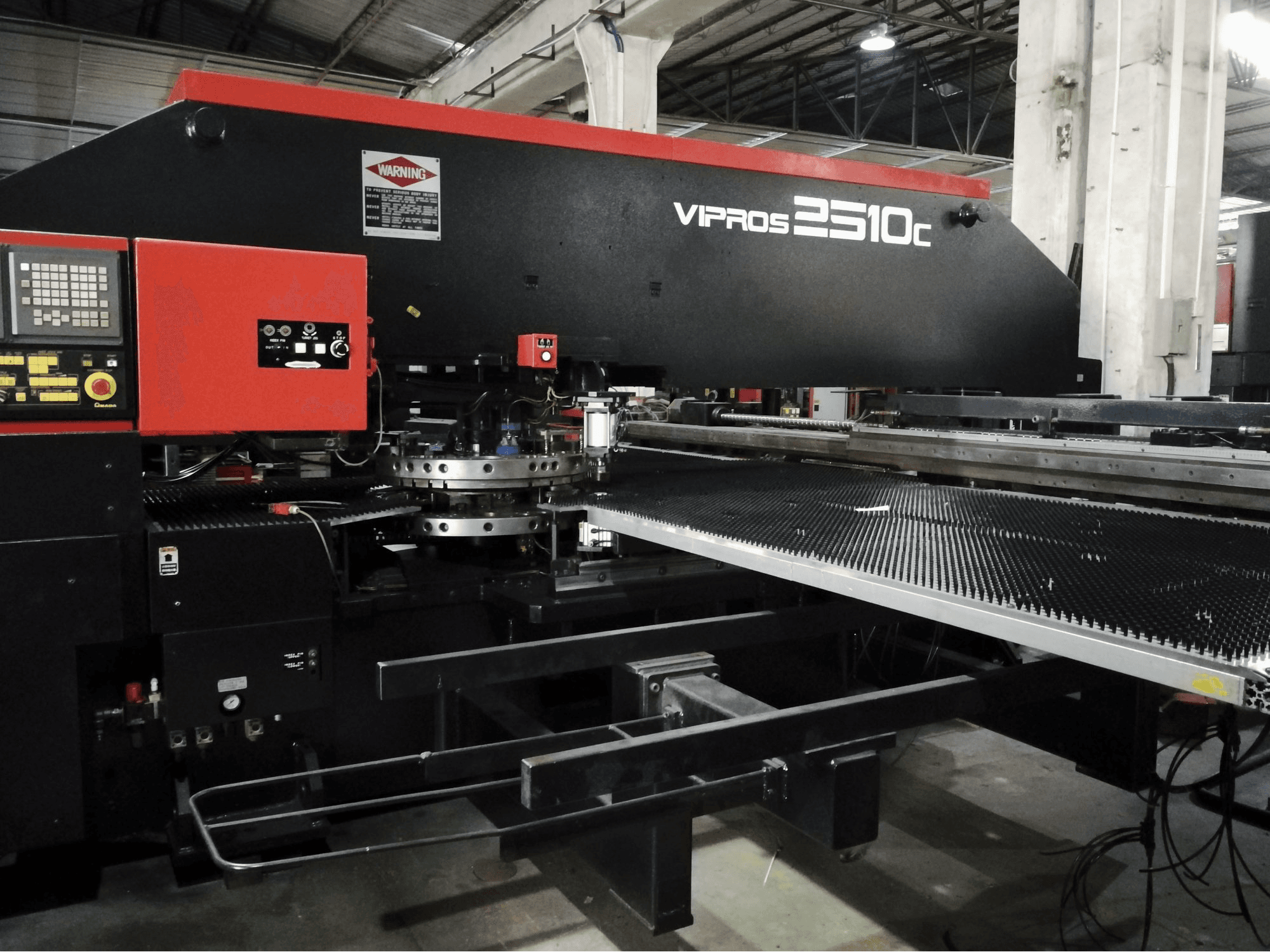 A AMADA Vipros 2510C gép hátulnézete