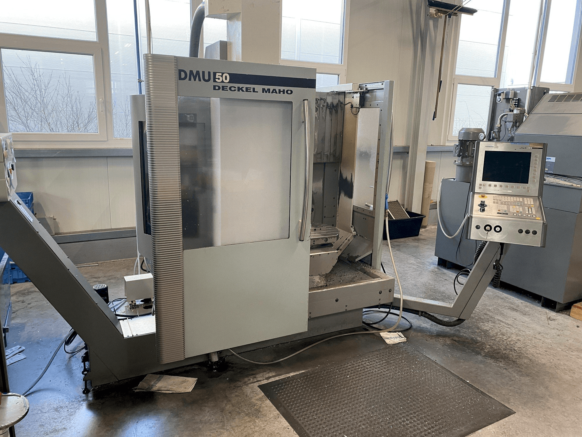 A DECKEL MAHO DMU 50 gép elölnézete