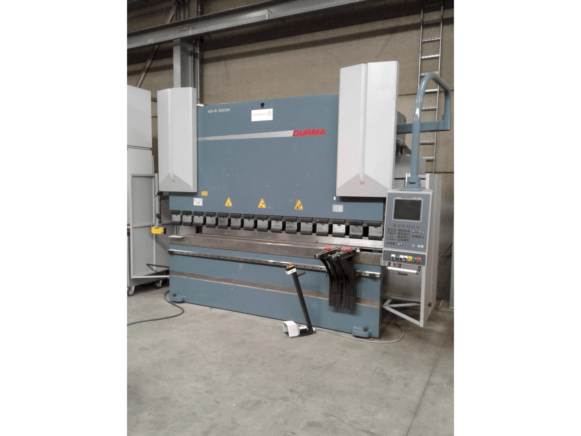 A Durma AD-R 30220 gép elölnézete