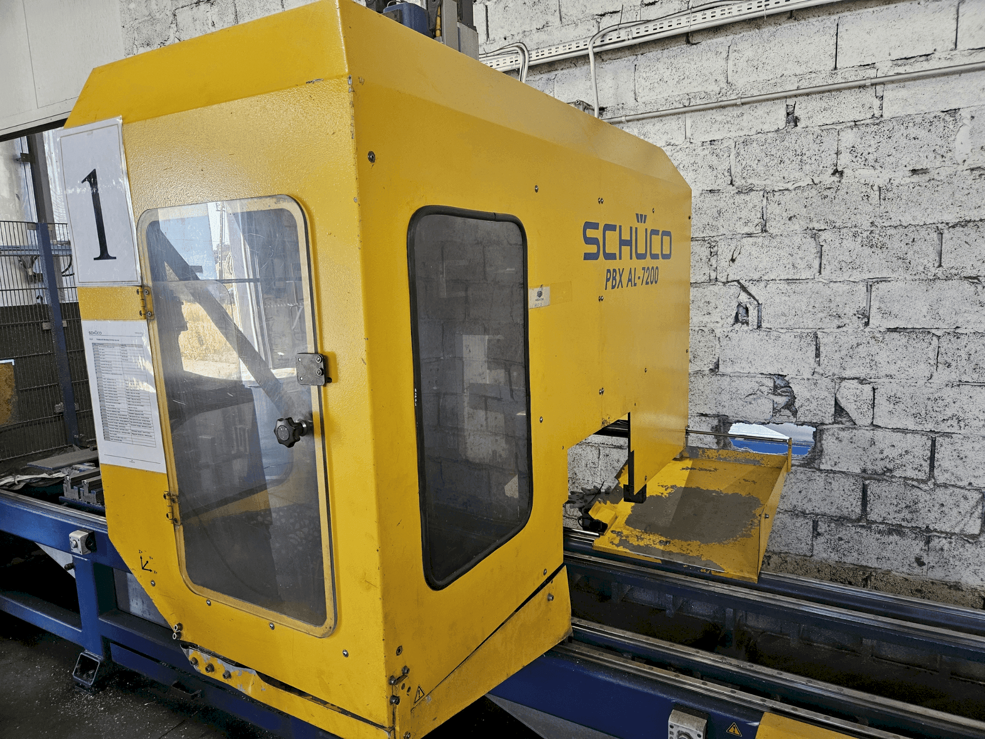 A SCHÜCO PBX AL-7200 gép elölnézete