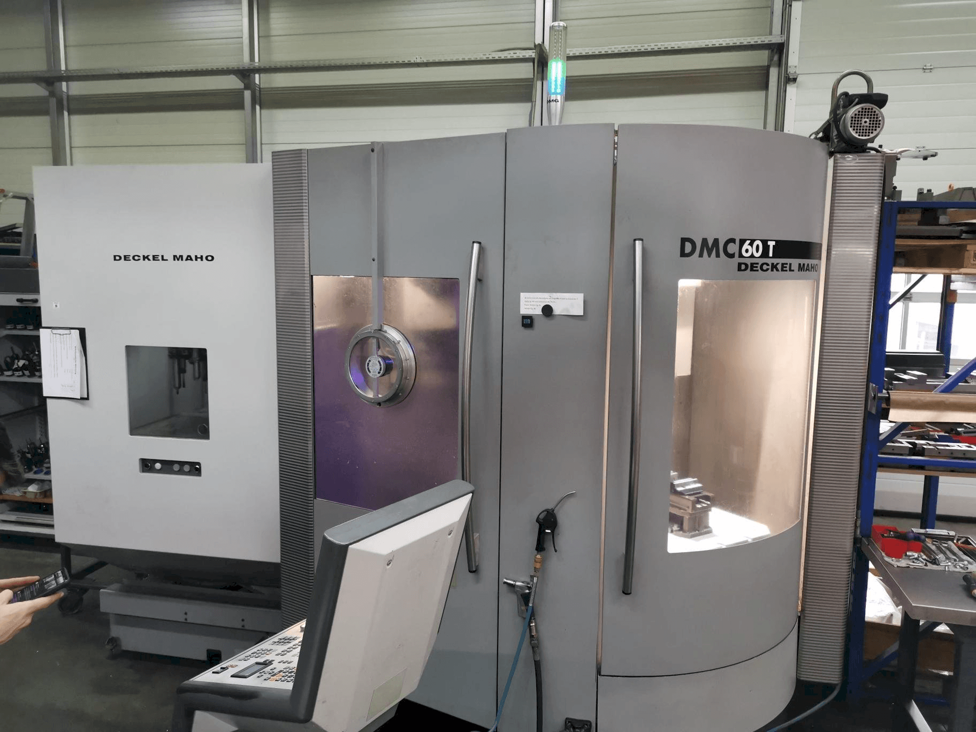A DECKEL MAHO DMC 60T gép elölnézete