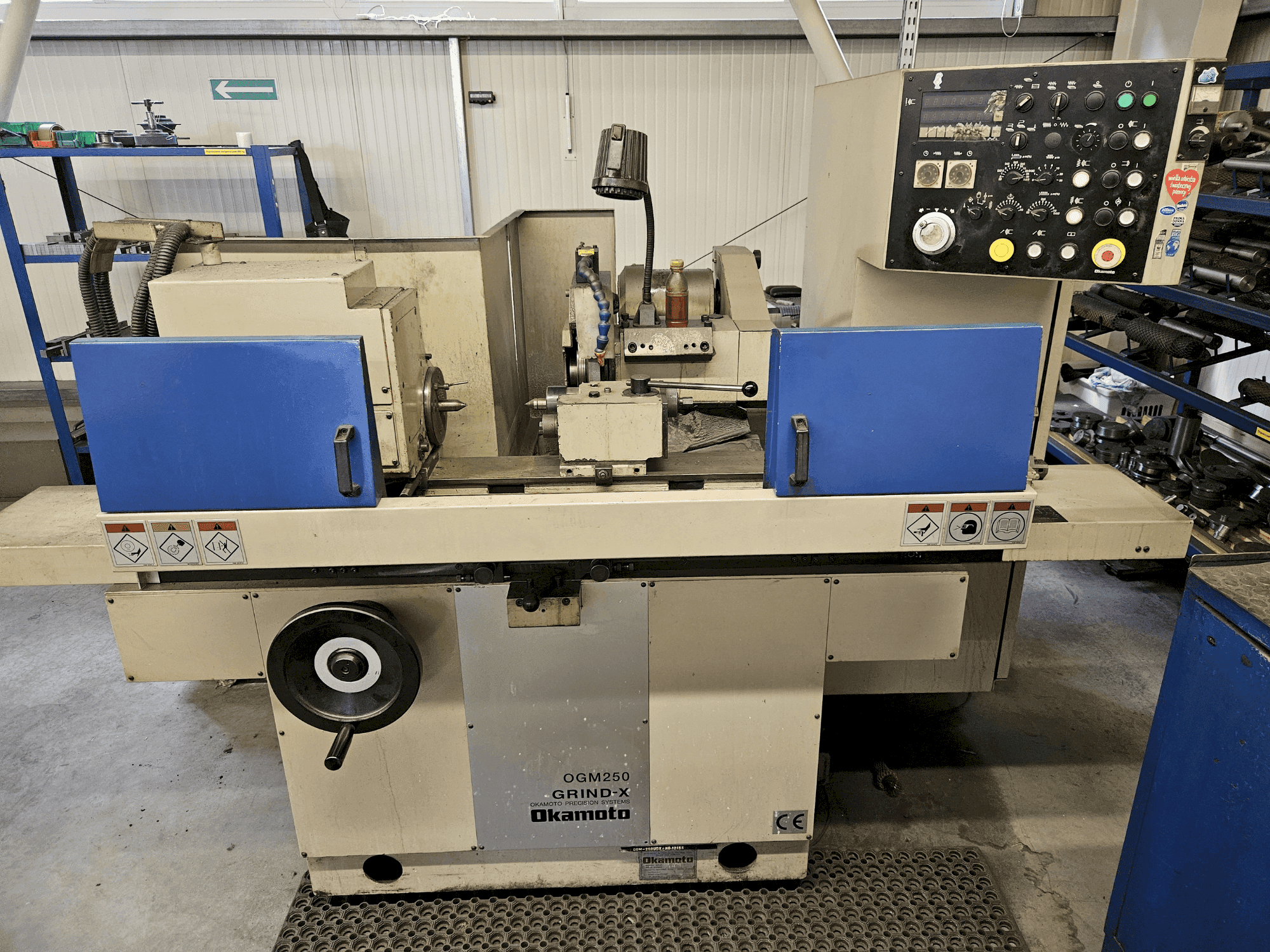 A OKAMOTO OGM 250UDX GRIND-X gép elölnézete