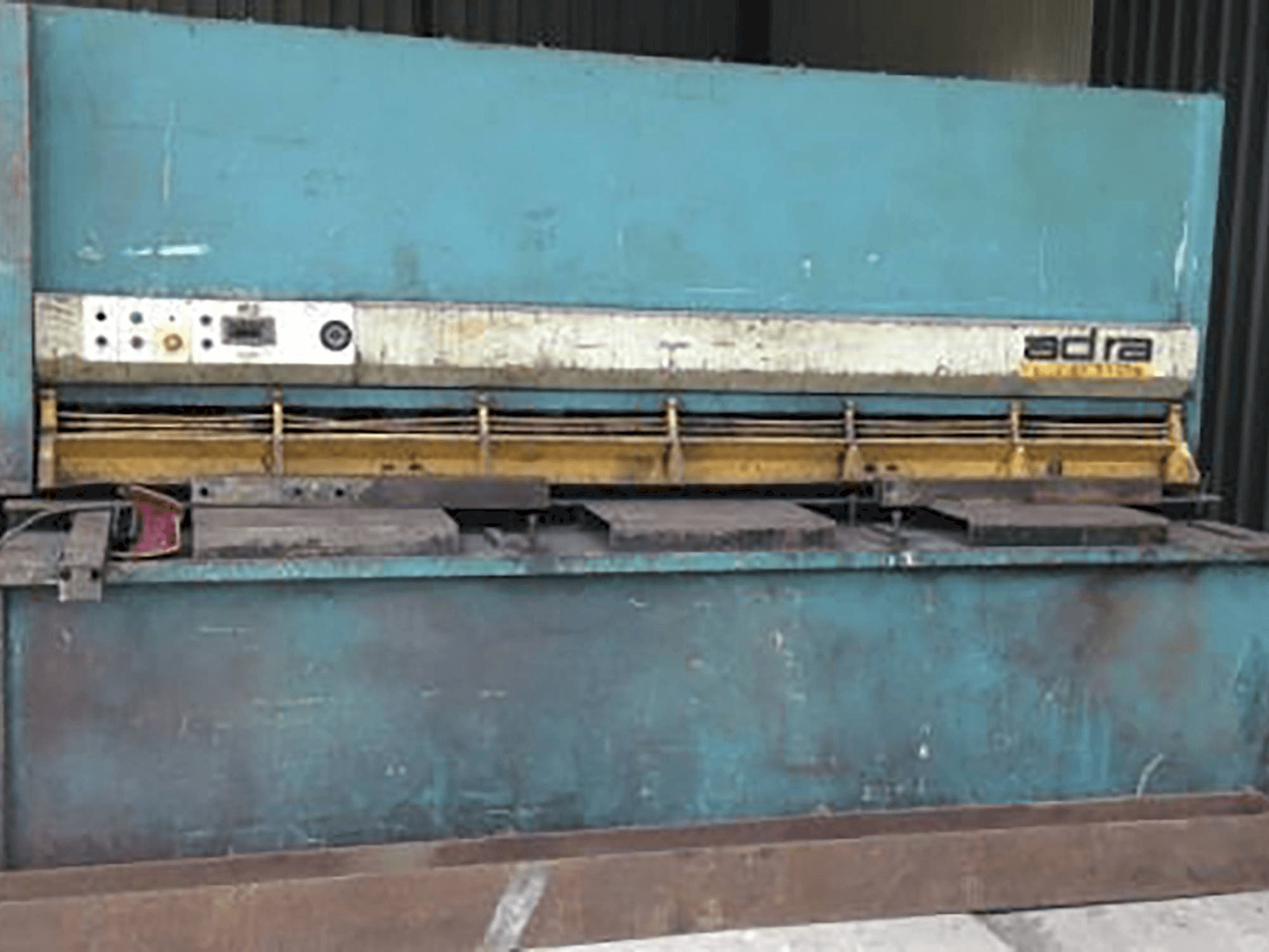 A ADIRA GHS-1630 gép elölnézete