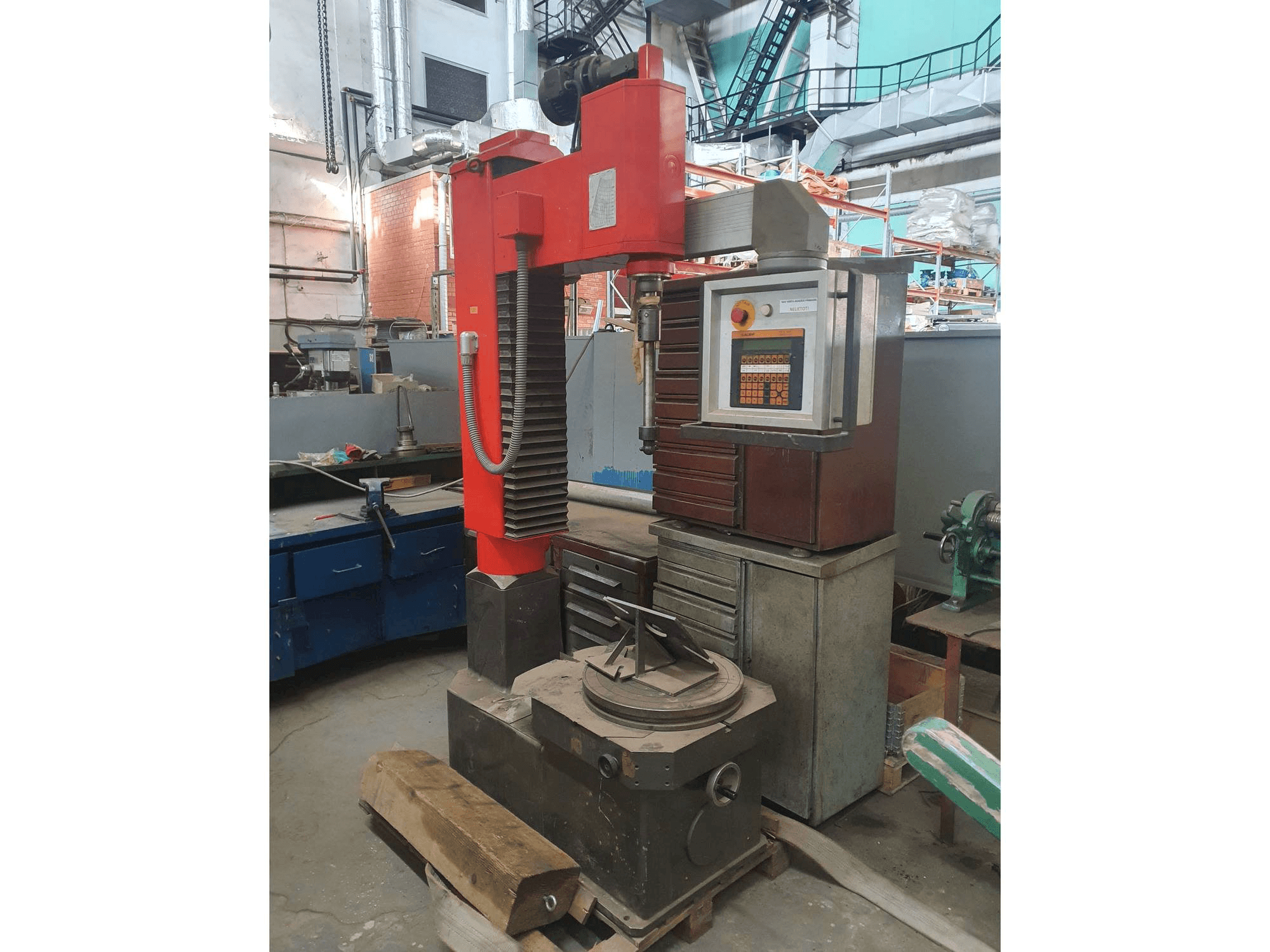 A TAUMELUS III N gép elölnézete