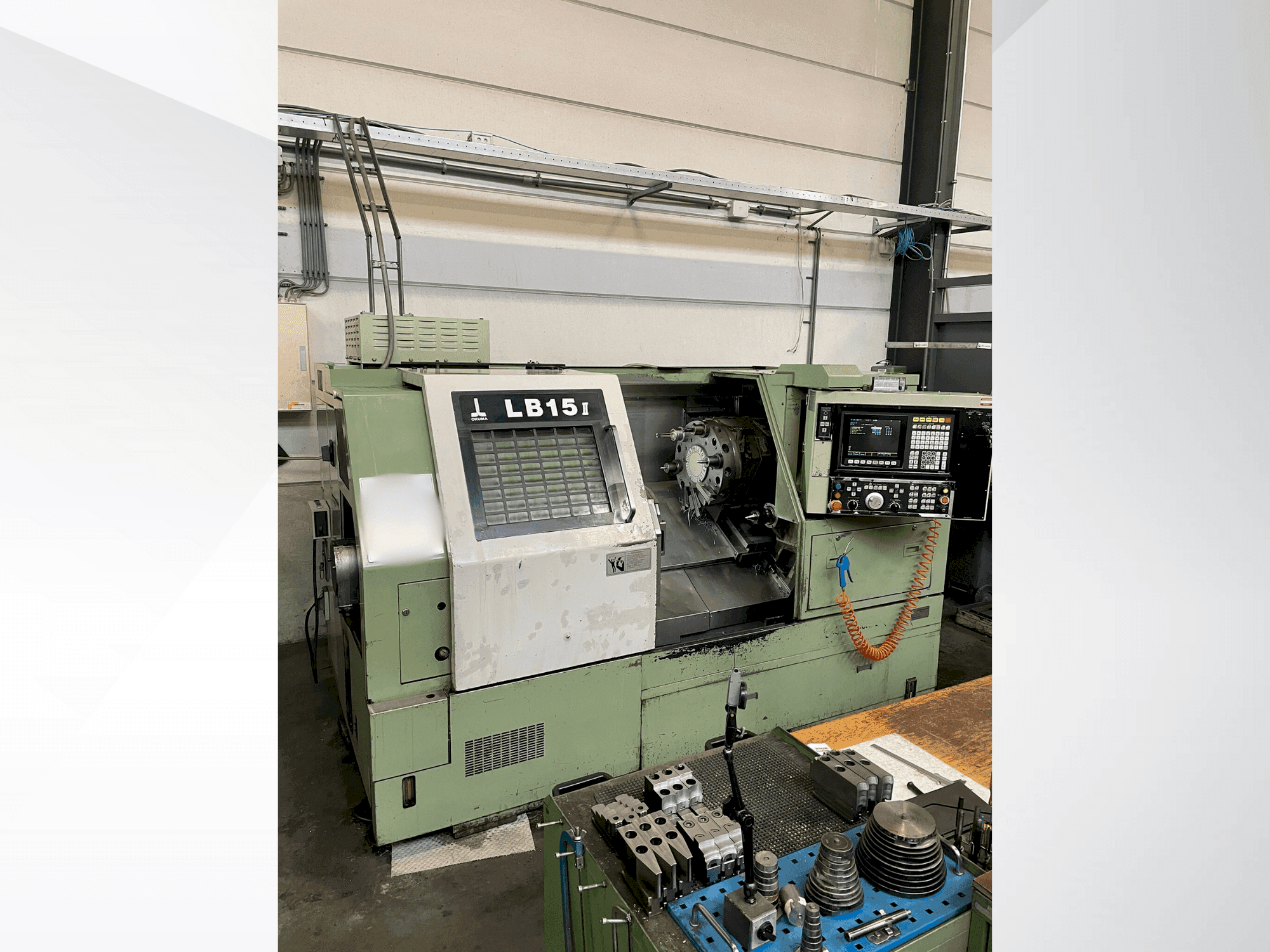 A Okuma LB15II gép elölnézete