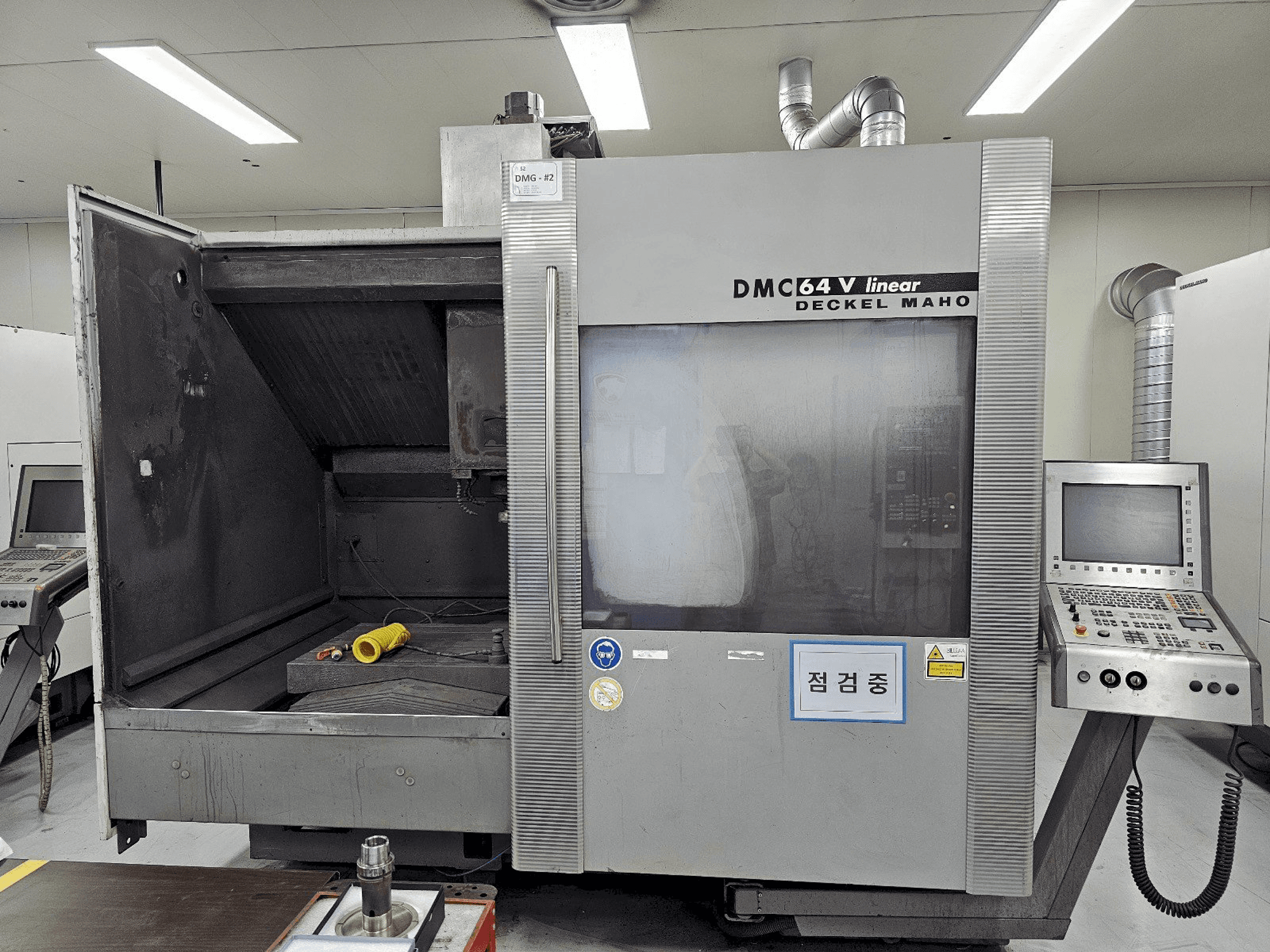 A DECKEL MAHO DMC 64V linear gép elölnézete