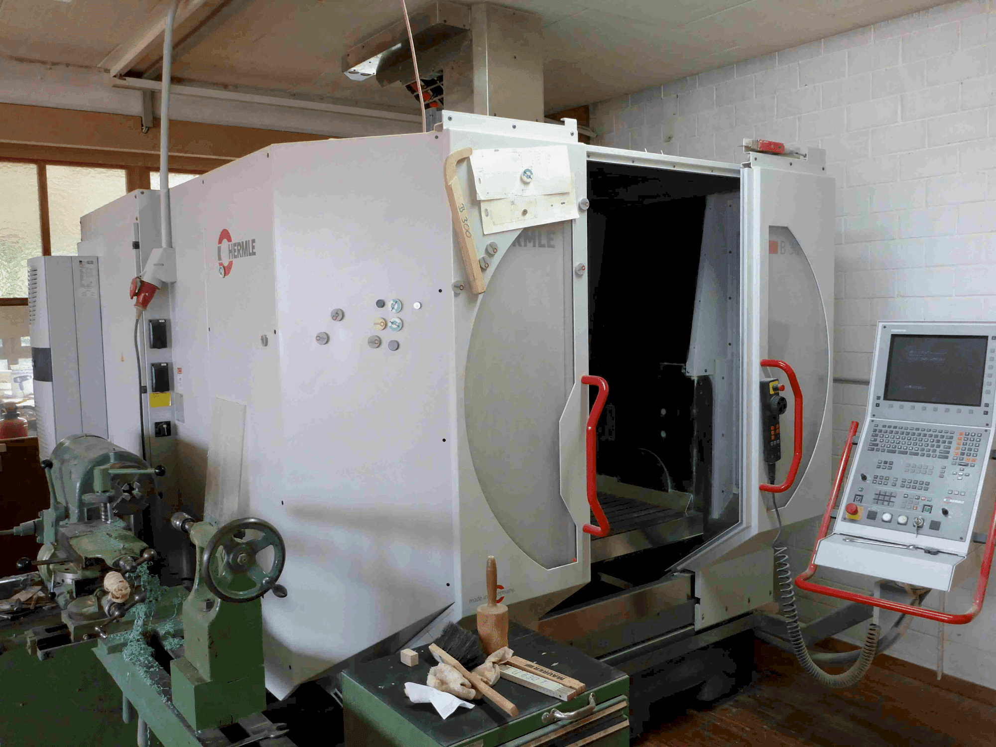 A HERMLE B 300 V gép elölnézete