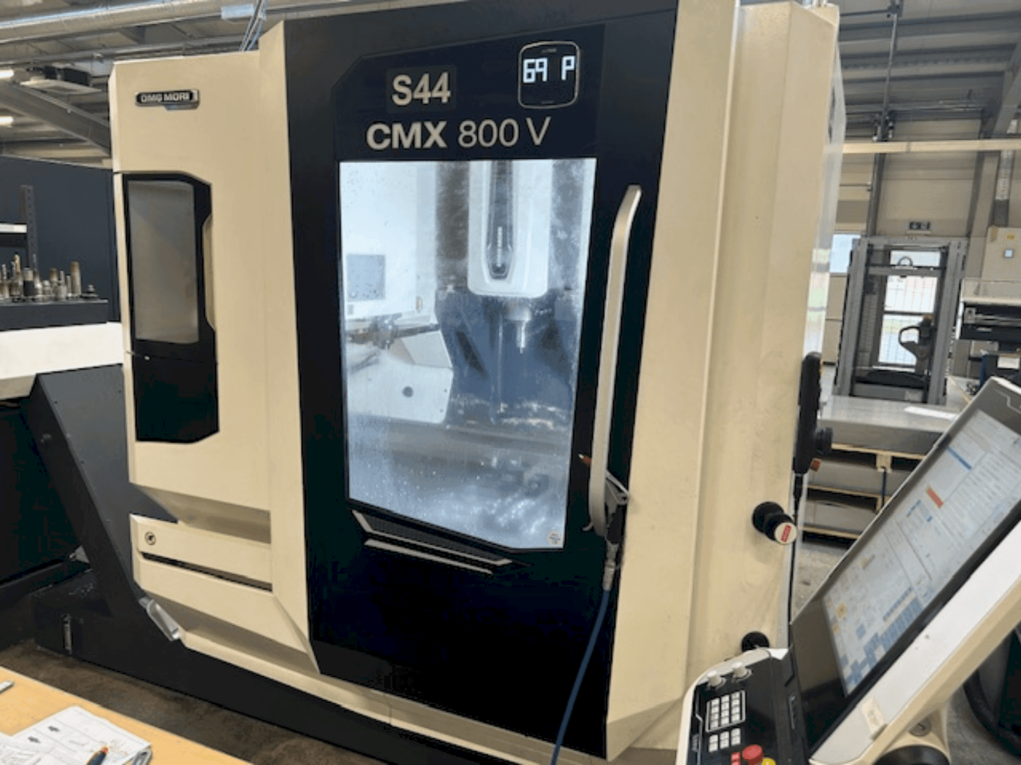 A DMG MORI CMX 800 V gép elölnézete