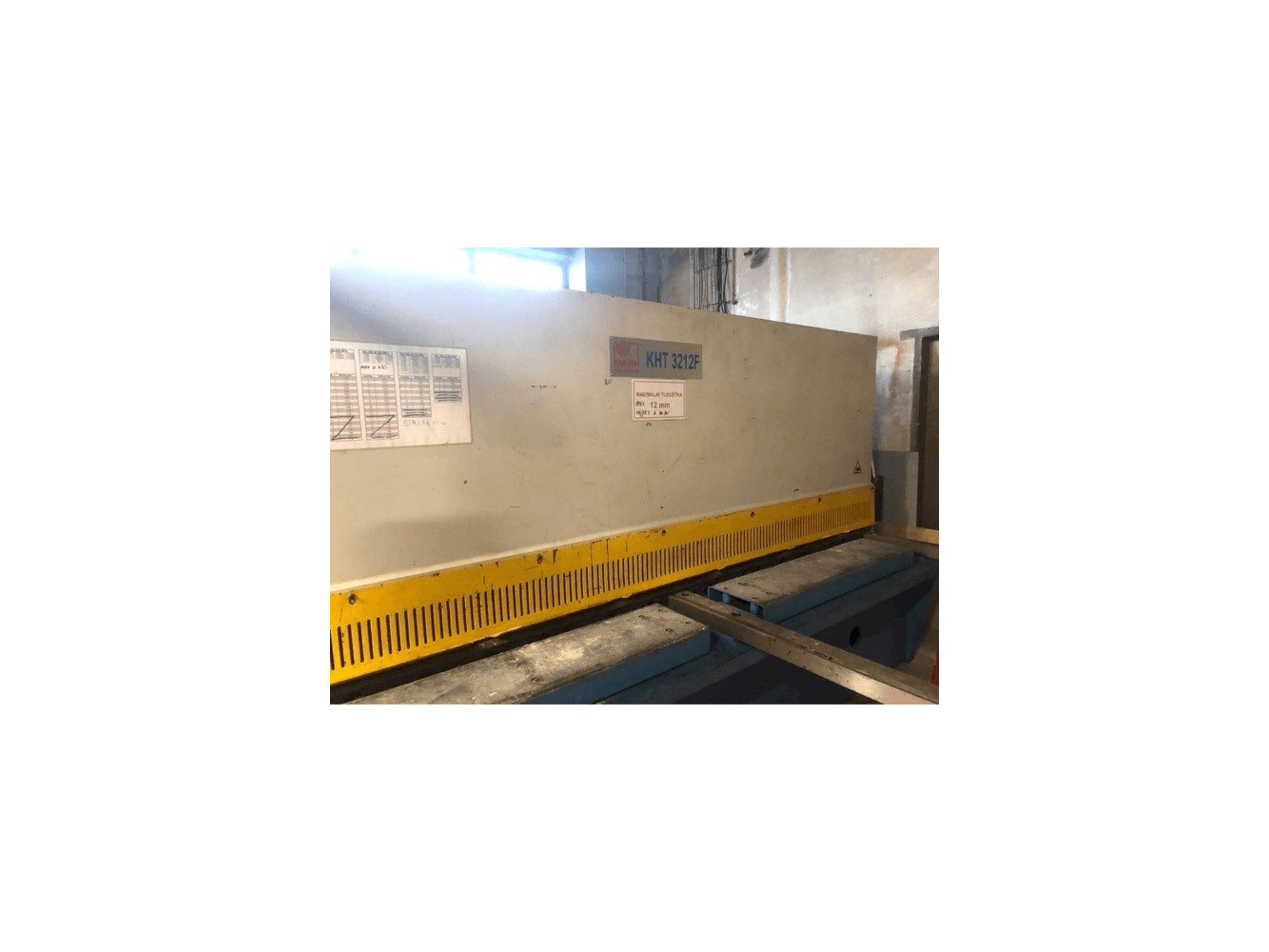 A KNUTH KHT 3212 F gép elölnézete