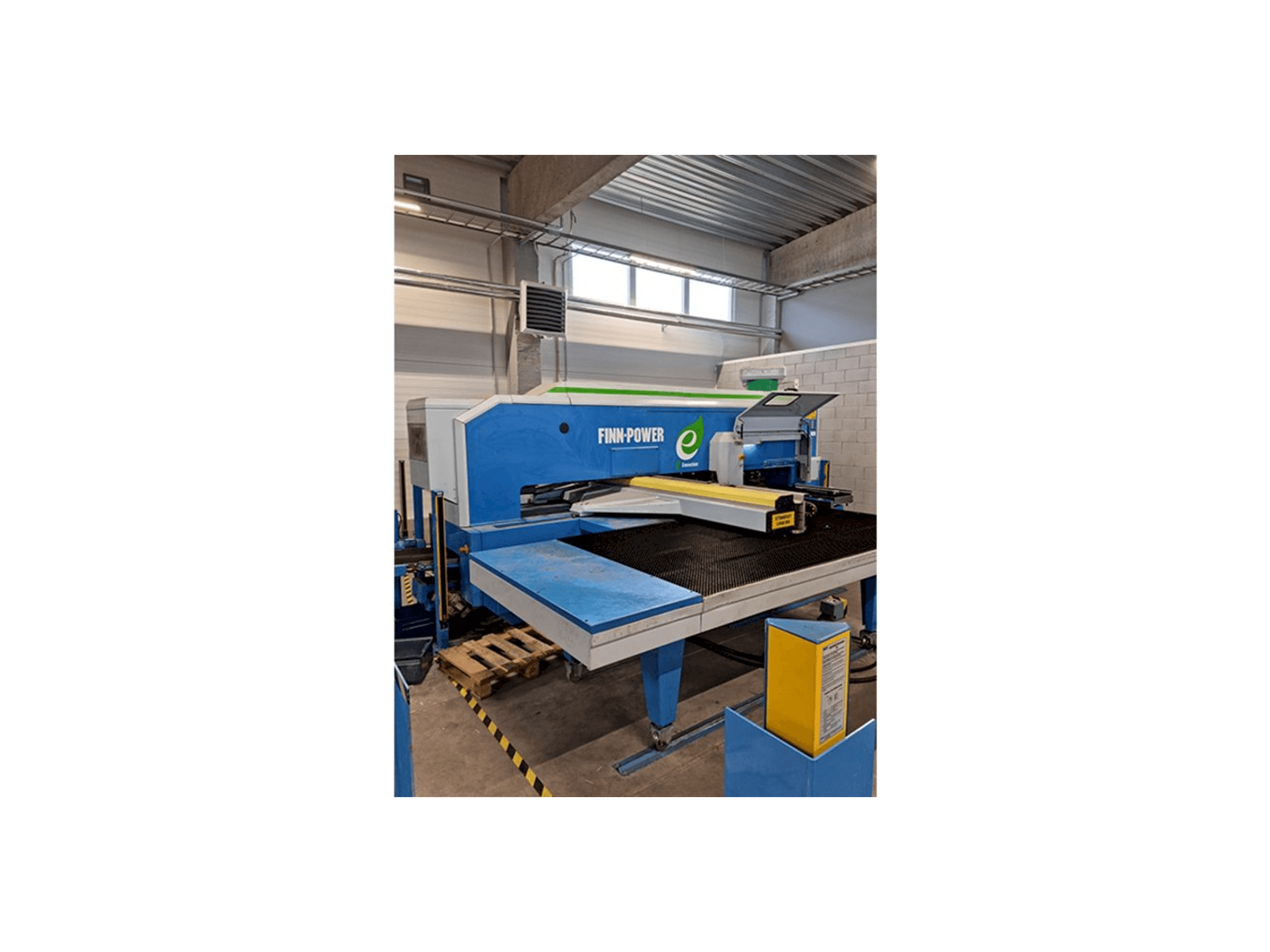 A Finn-Power E5 gép elölnézete