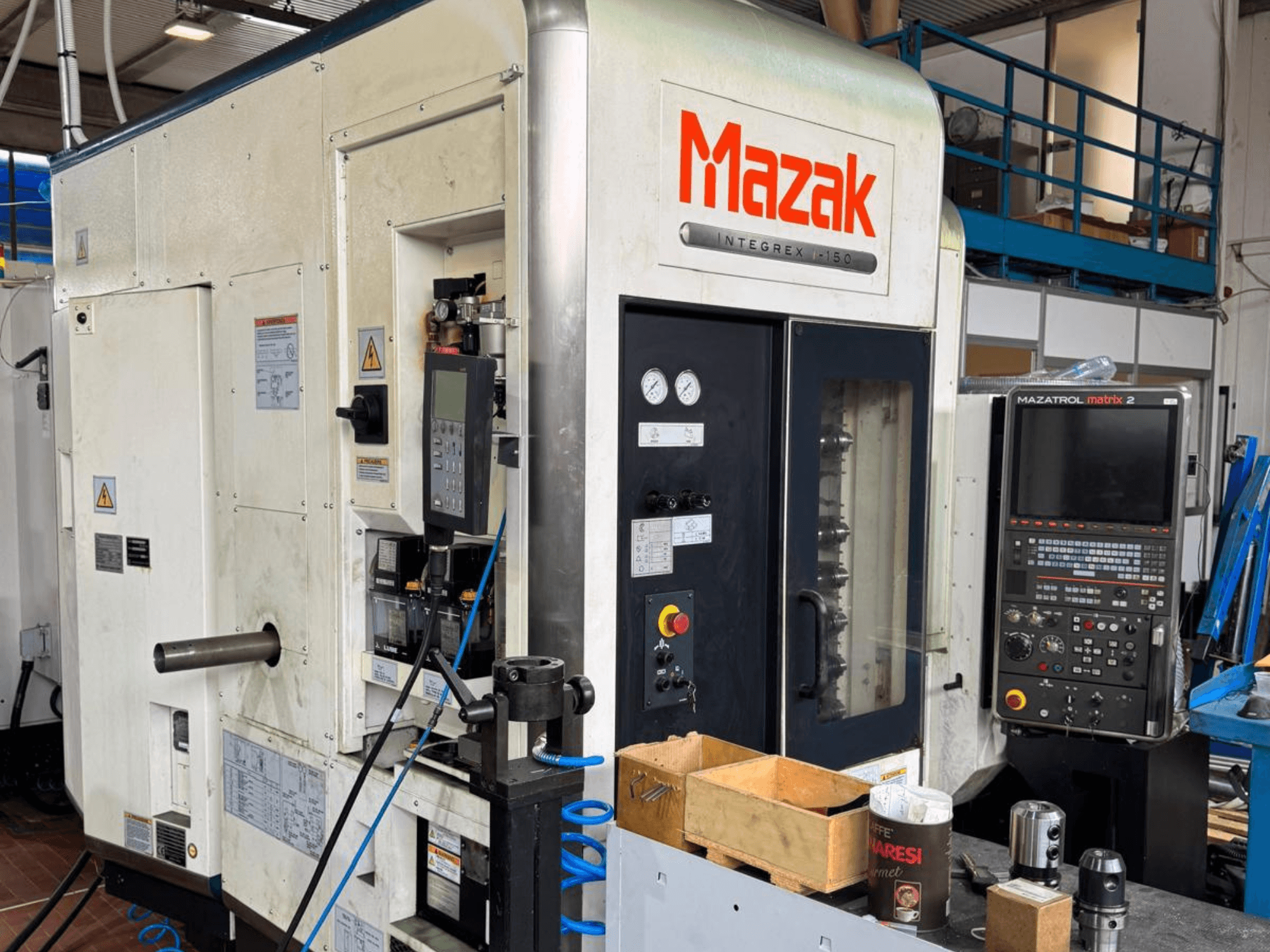 Mazak Integrex I-150 CNC-gép, előlnézet; vezérlőpanel, szerszámtartó és műszerek.