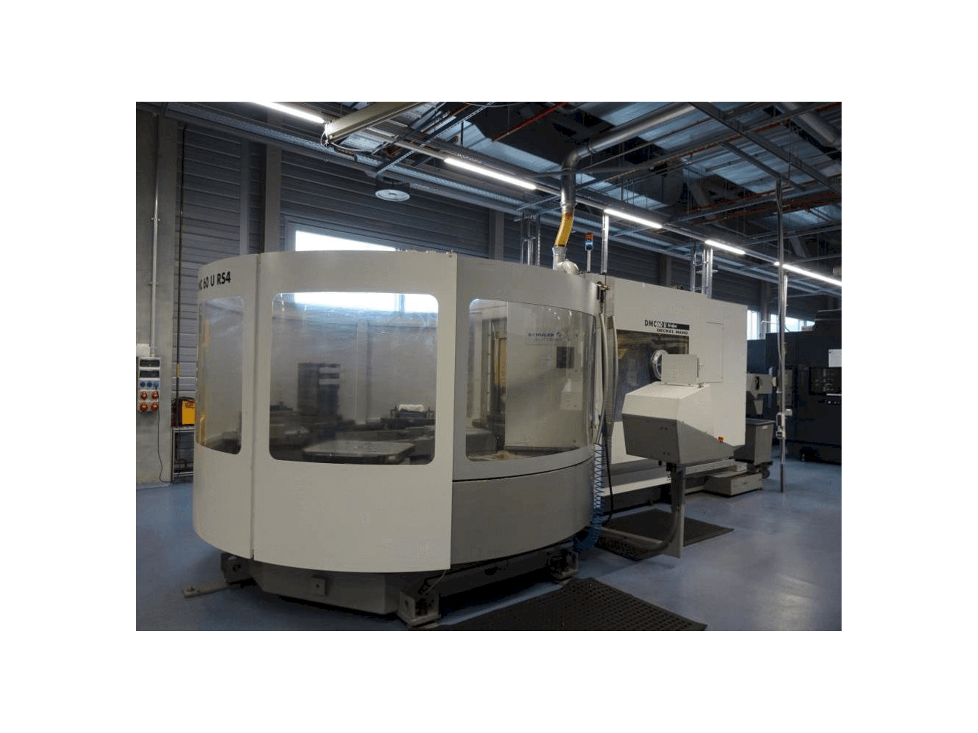 A DECKEL MAHO DMC 60 U RS4 gép elölnézete