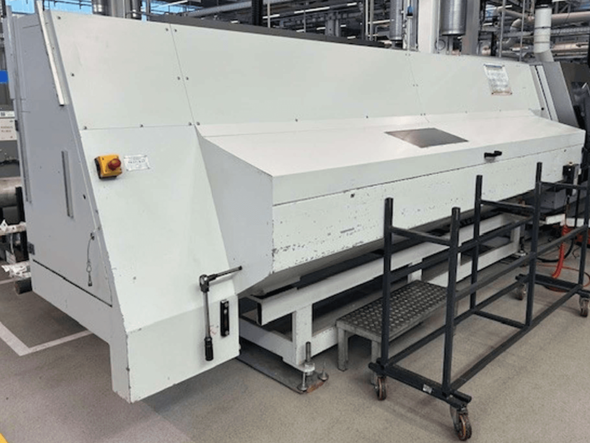 Esztergályozó központ Index G 200 RATIO LINE oldalnézetben, fehér testtel és biztonsági kezelőszervekkel.