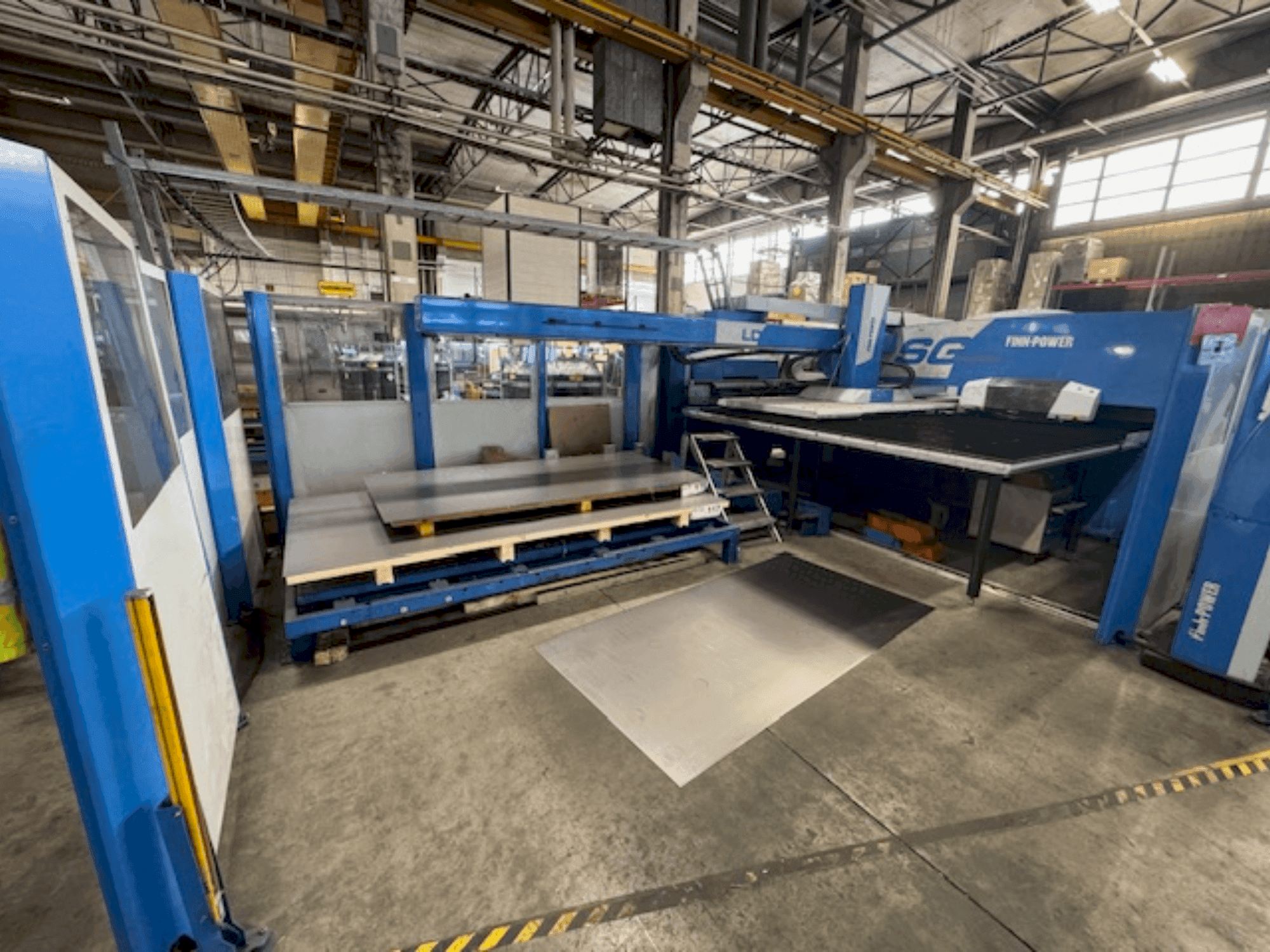 A Finn-Power SG-6 gép elölnézete