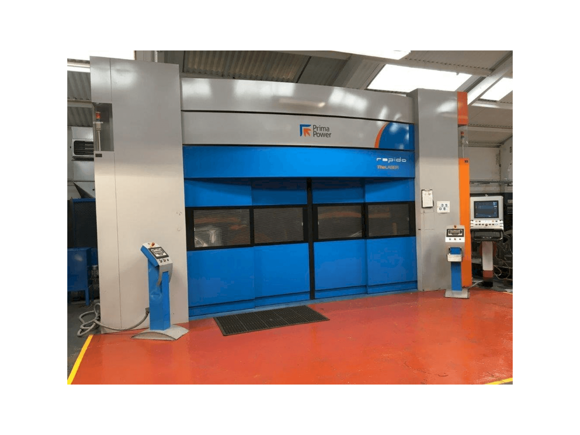 A Prima Power RAPIDO CP 4000 gép elölnézete