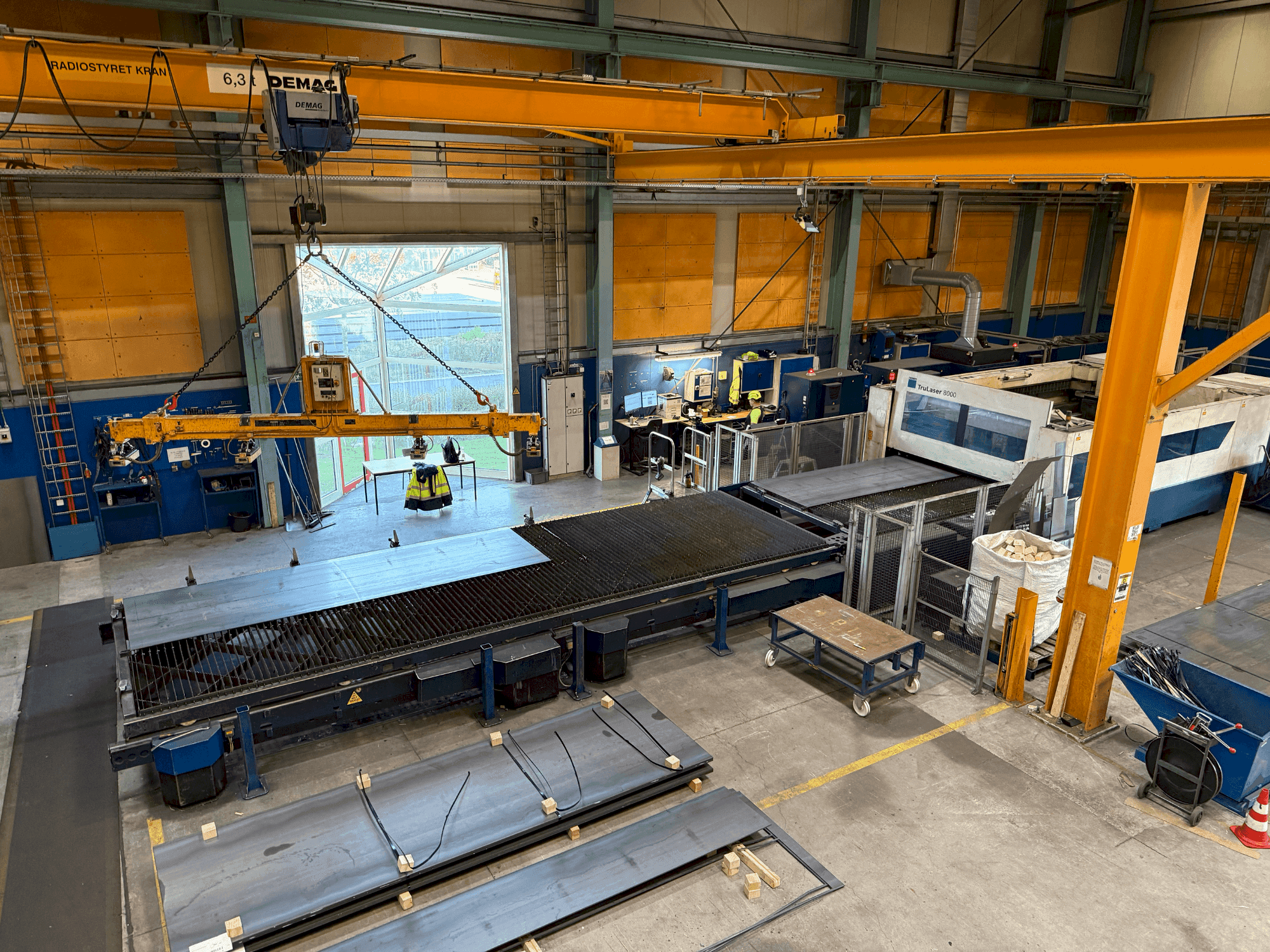 A TRUMPF TruLaser 8000 gép elölnézete