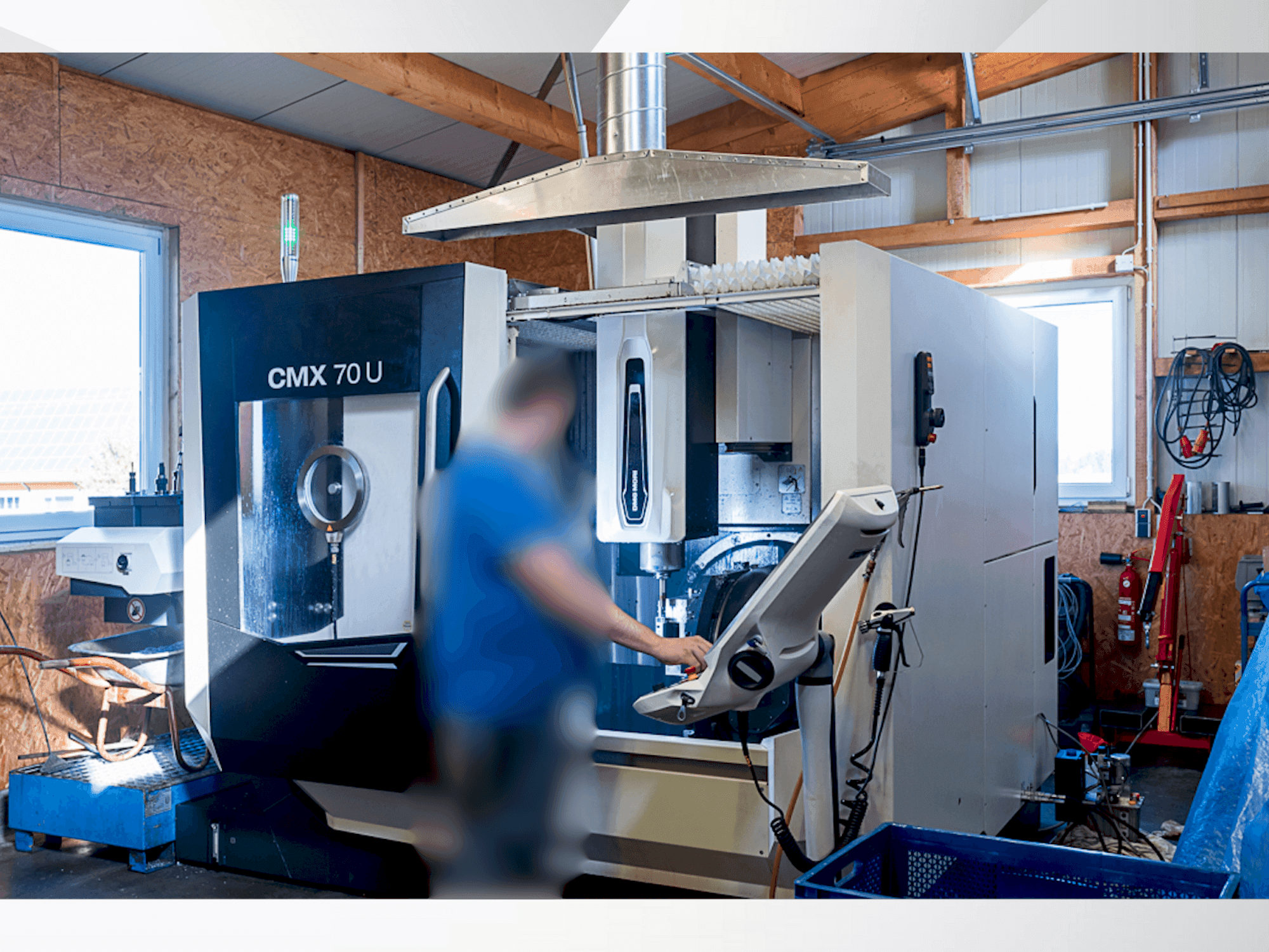 A DMG MORI CMX 70 U gép elölnézete