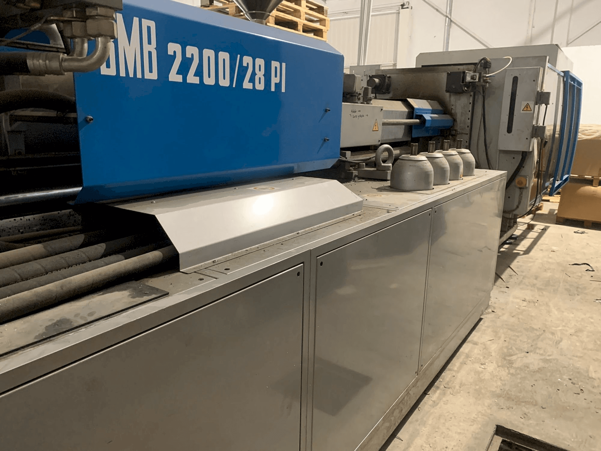 A BMB KW28PI-2200 gép elölnézete