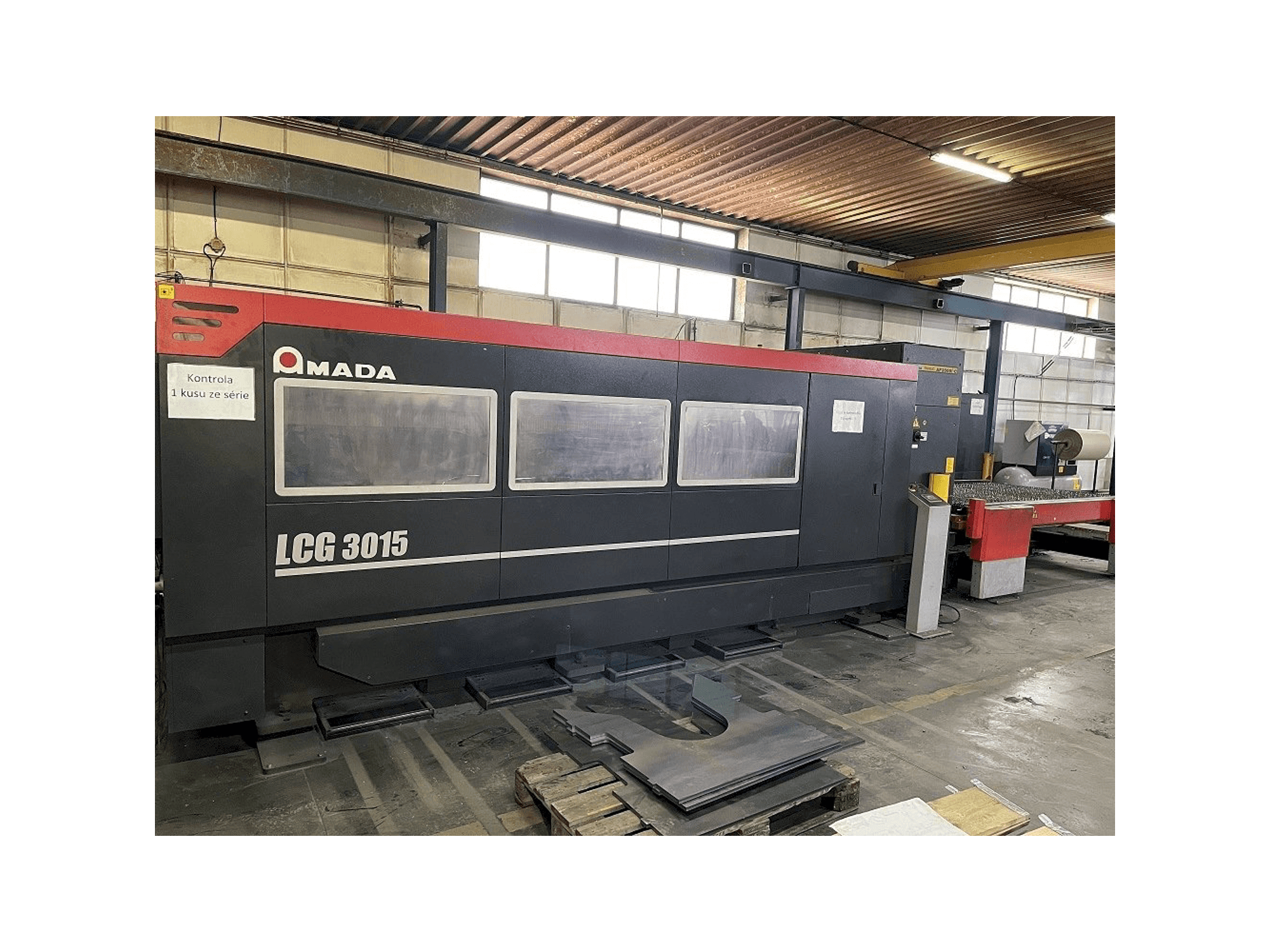 A AMADA LCG 3015 gép elölnézete