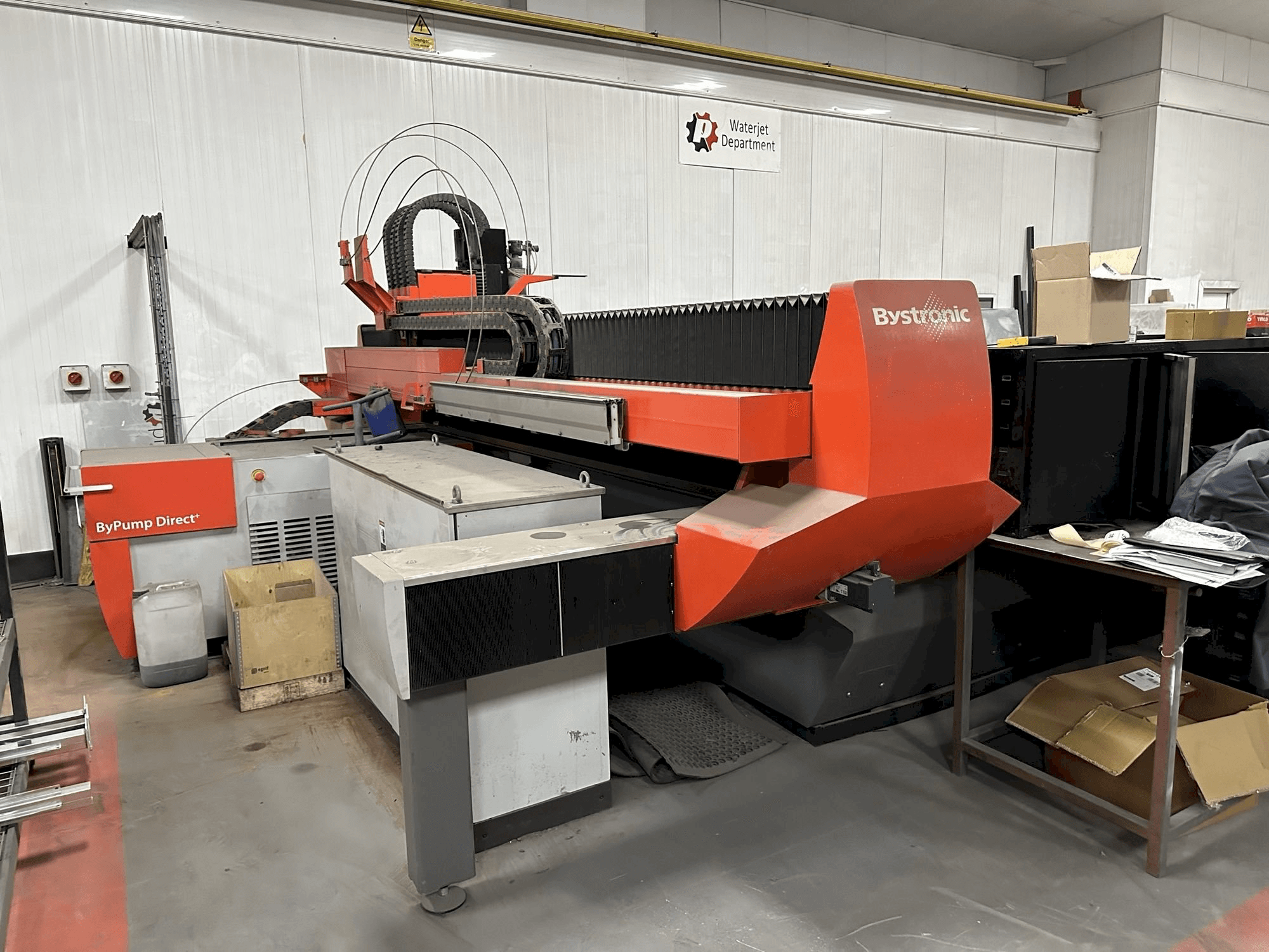 A Bystronic Byjet Flex 6030 Waterjet gép elölnézete
