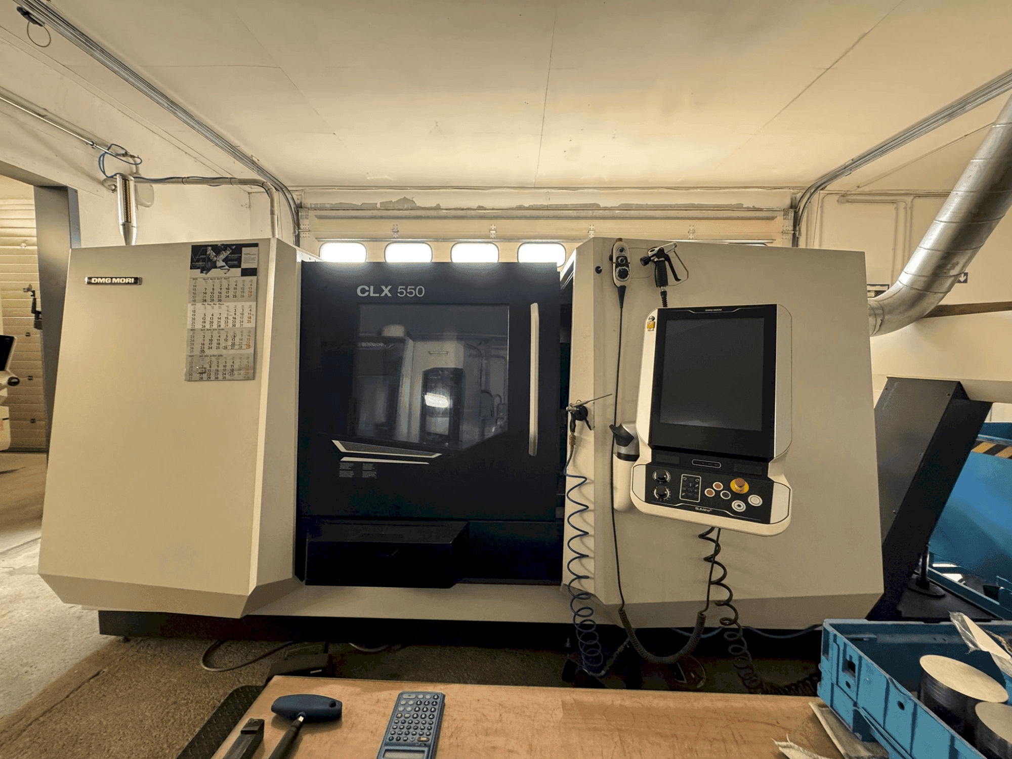 A DMG MORI CLX 550 V6 gép elölnézete
