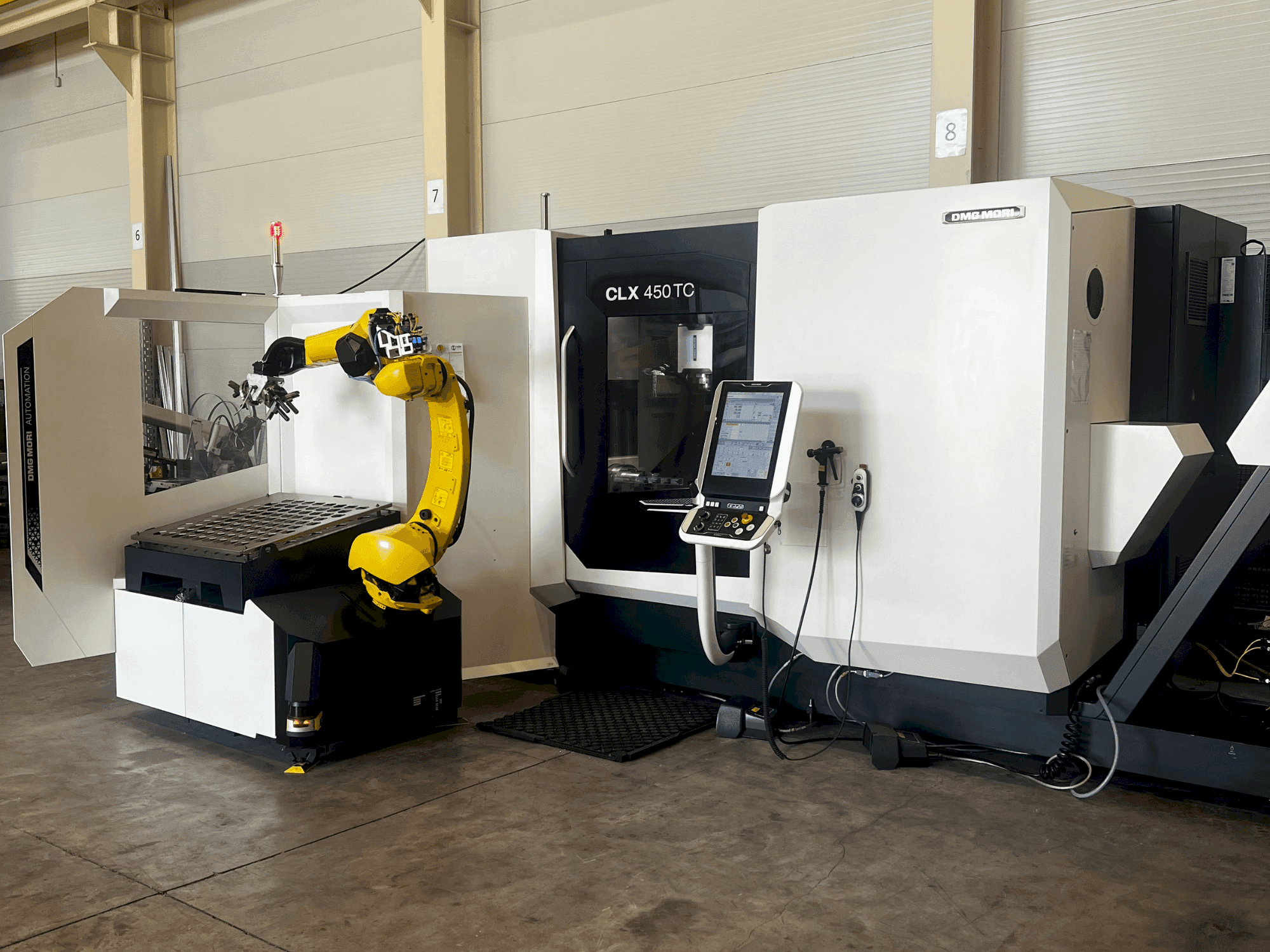 A DMG MORI CLX 450 TC gép elölnézete