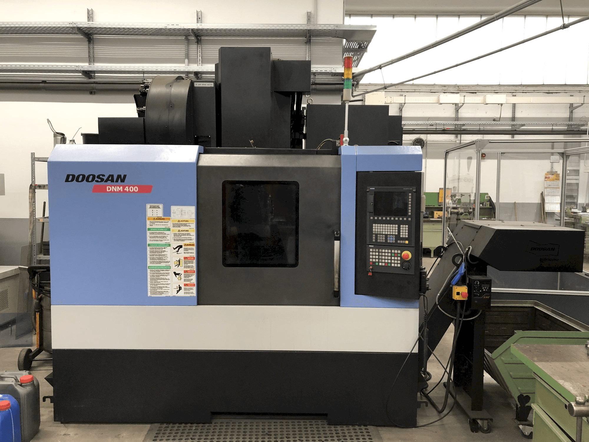A Doosan DNM 400 gép elölnézete