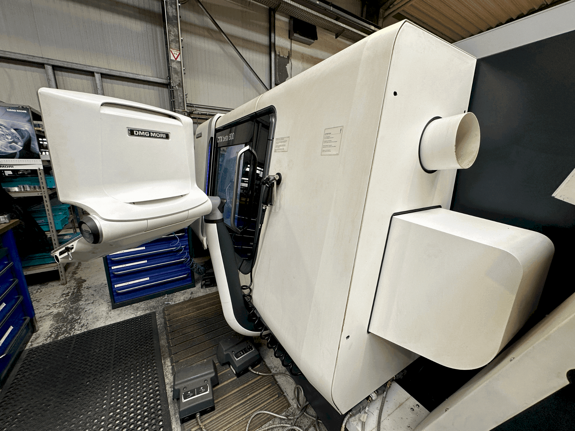A DMG MORI CTX beta 800 gép elölnézete