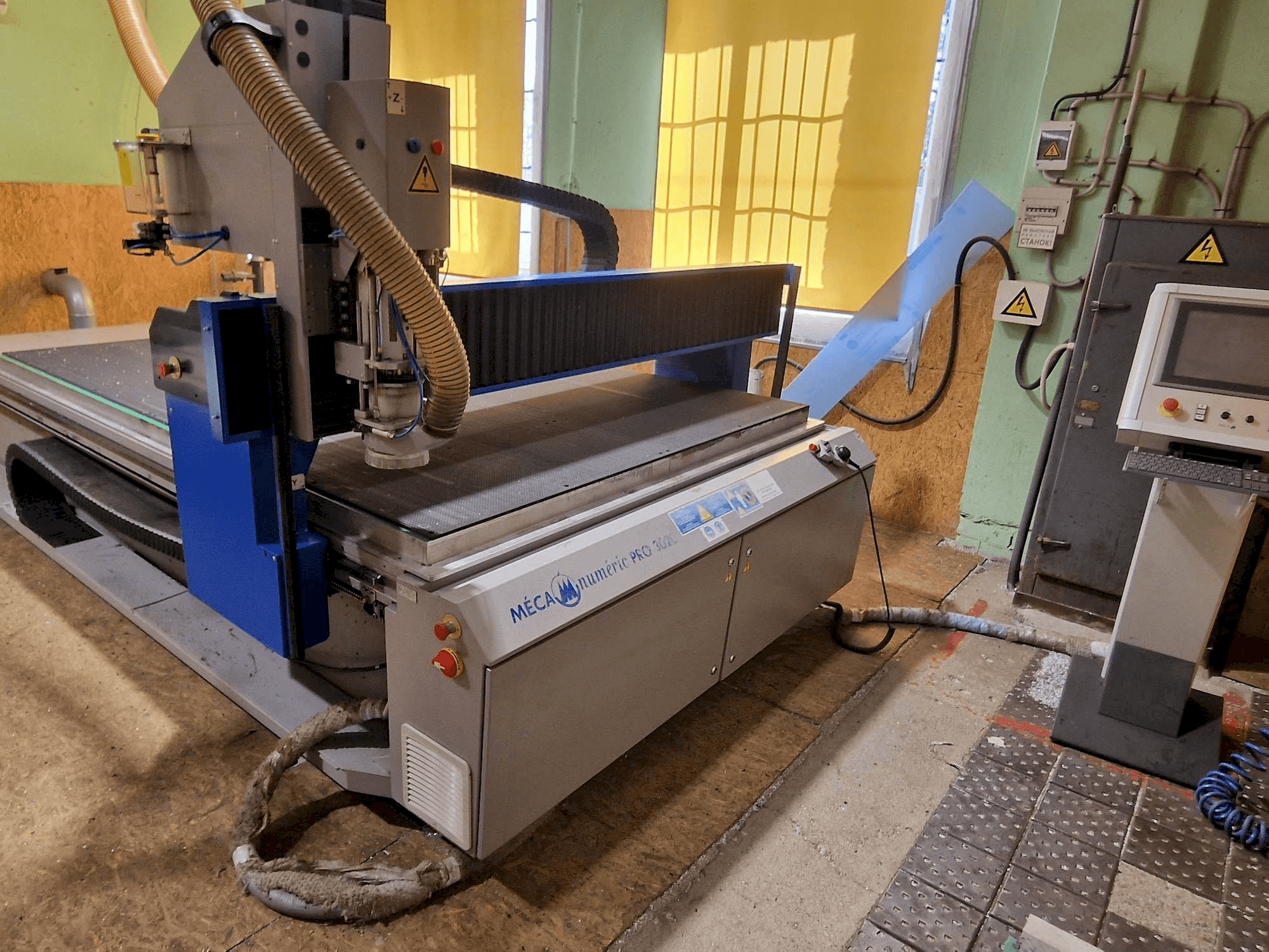 A MECANUMERIC MECAPRO 3020 gép elölnézete