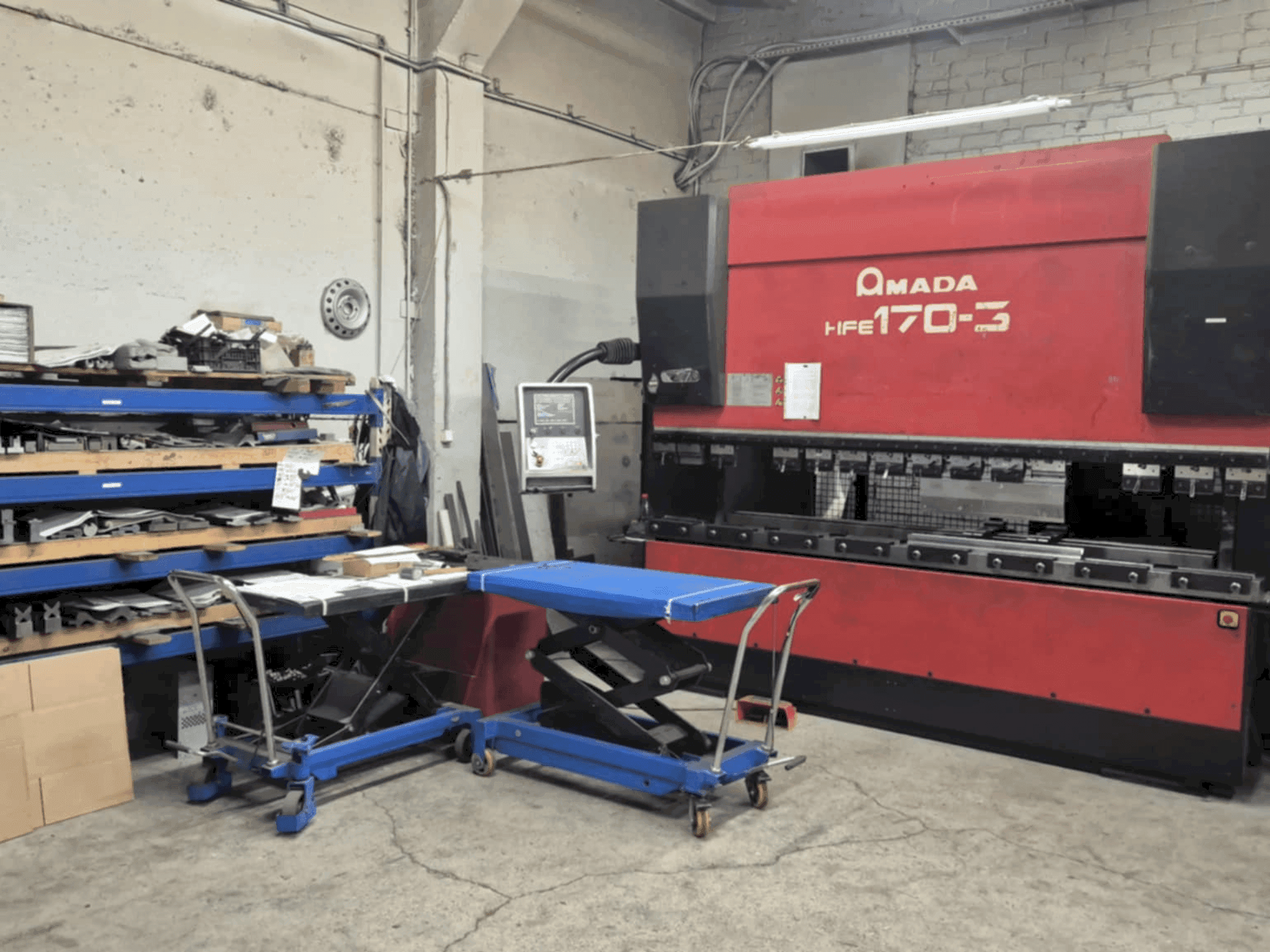 A AMADA HFE 170-3 gép elölnézete