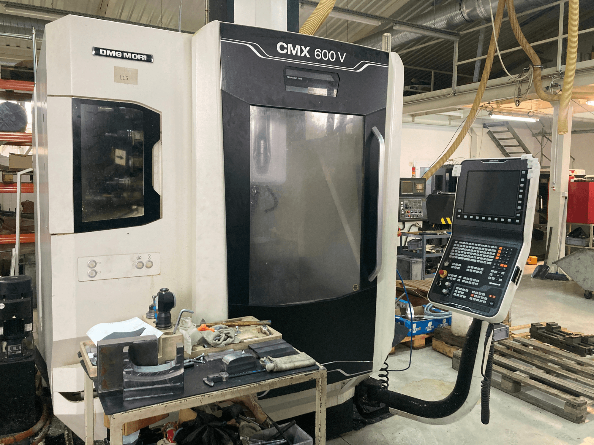 DMG MORI CMX 600 V marógép szemből, a vezérlőpanel és a szerszámokkal ellátott munkaasztal bemutatásával.