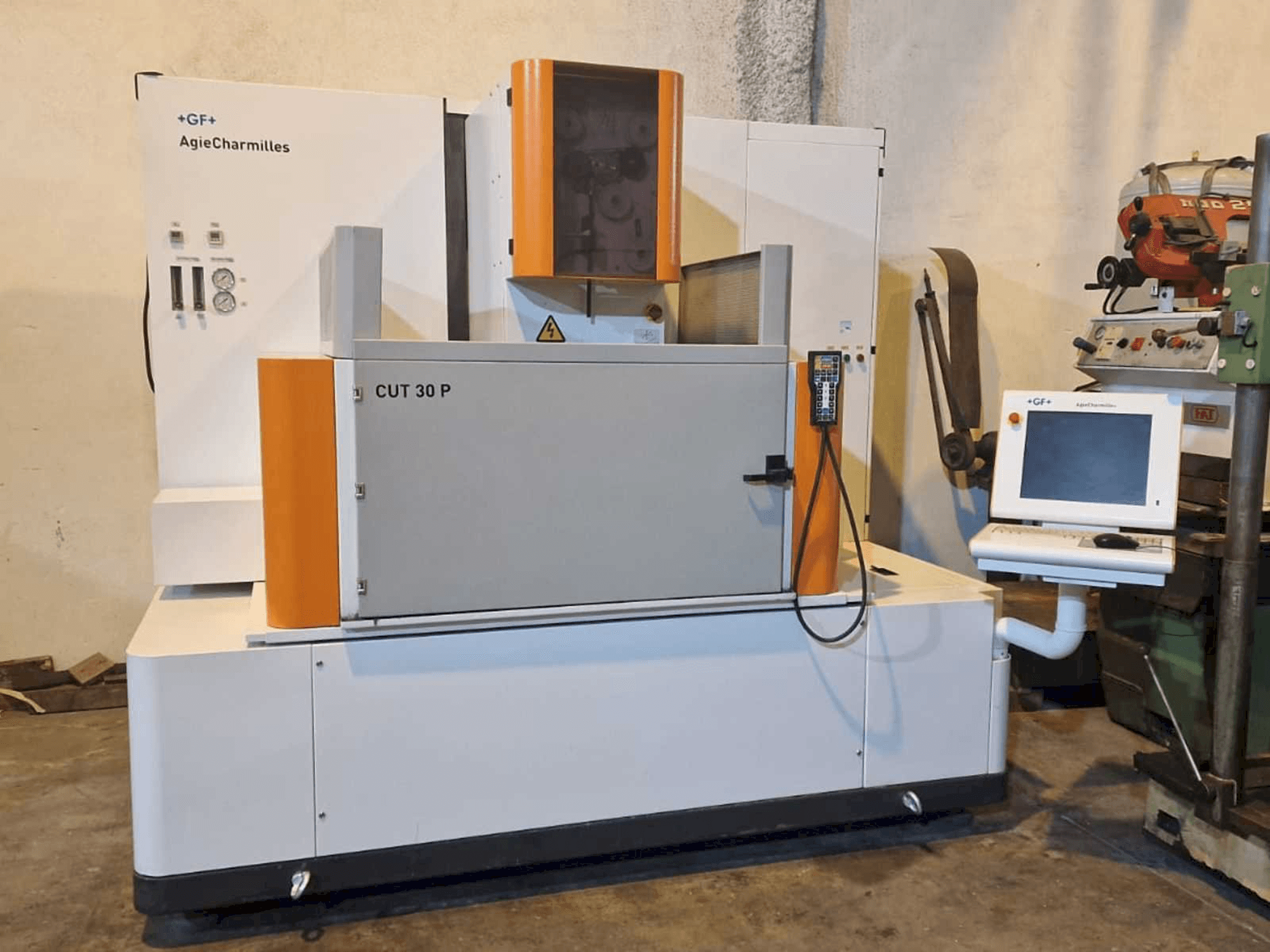 A AgieCharmilles CUT 30P gép elölnézete