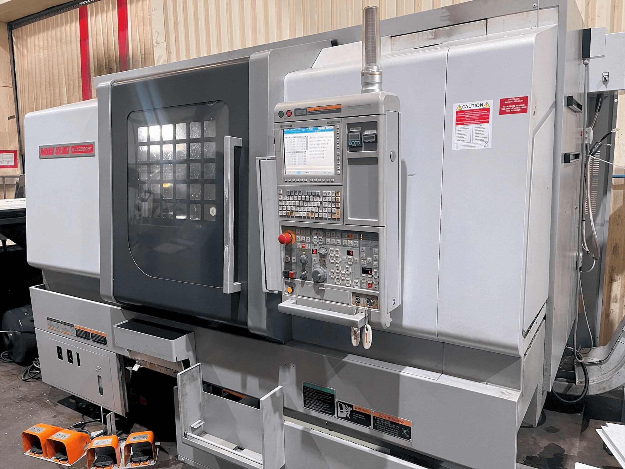 A MORI SEIKI NL X2500SY/700 gép elölnézete