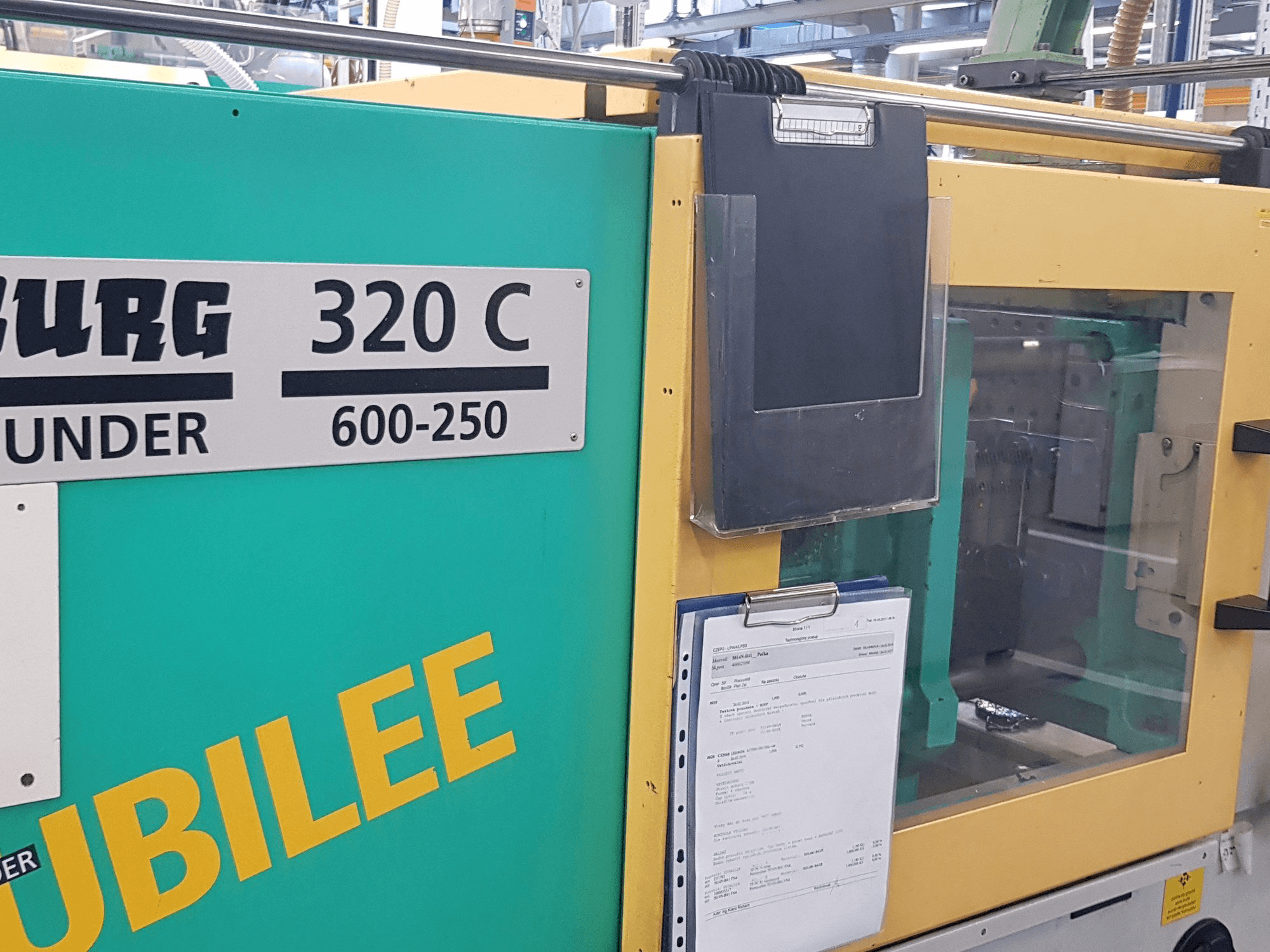 A Arburg 320 C 600-250 gép elölnézete