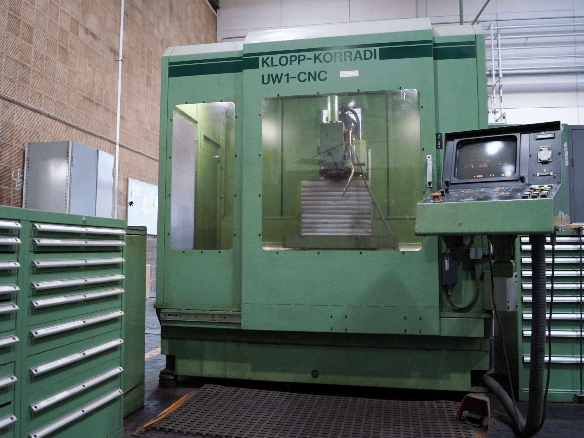 A KLOPP-KORRADI UW 1-CNC gép elölnézete