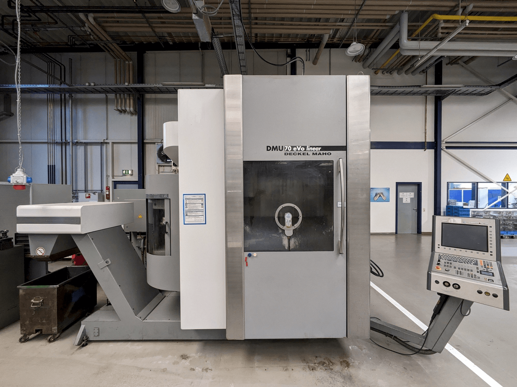A DECKEL MAHO DMU70 eVo linear gép elölnézete