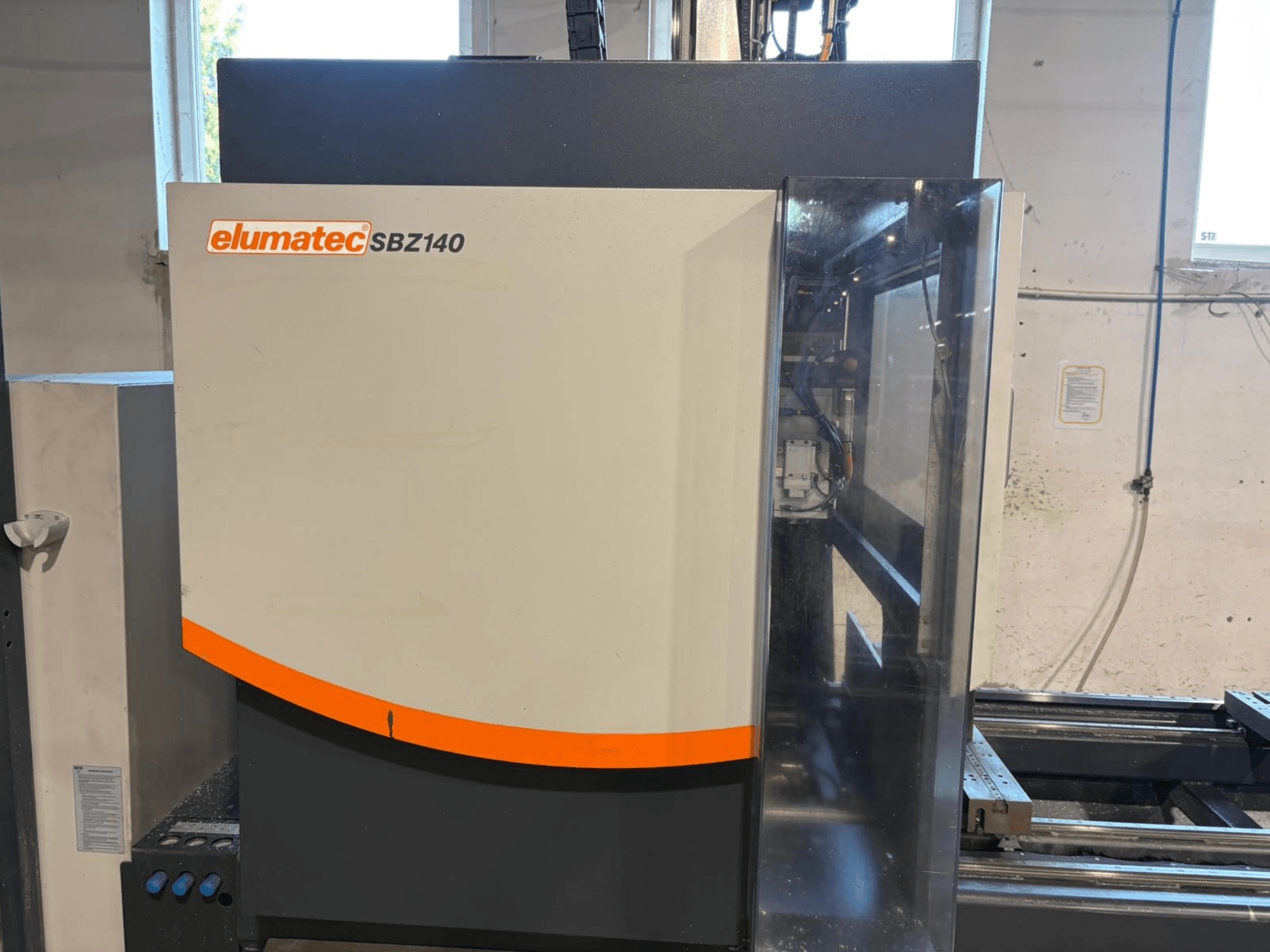 Elumatec SBZ-140 függőleges megmunkálóközpont, elölnézetből, a karcsú kialakítás és a vezérlőpanel részleteinek bemutatásával.