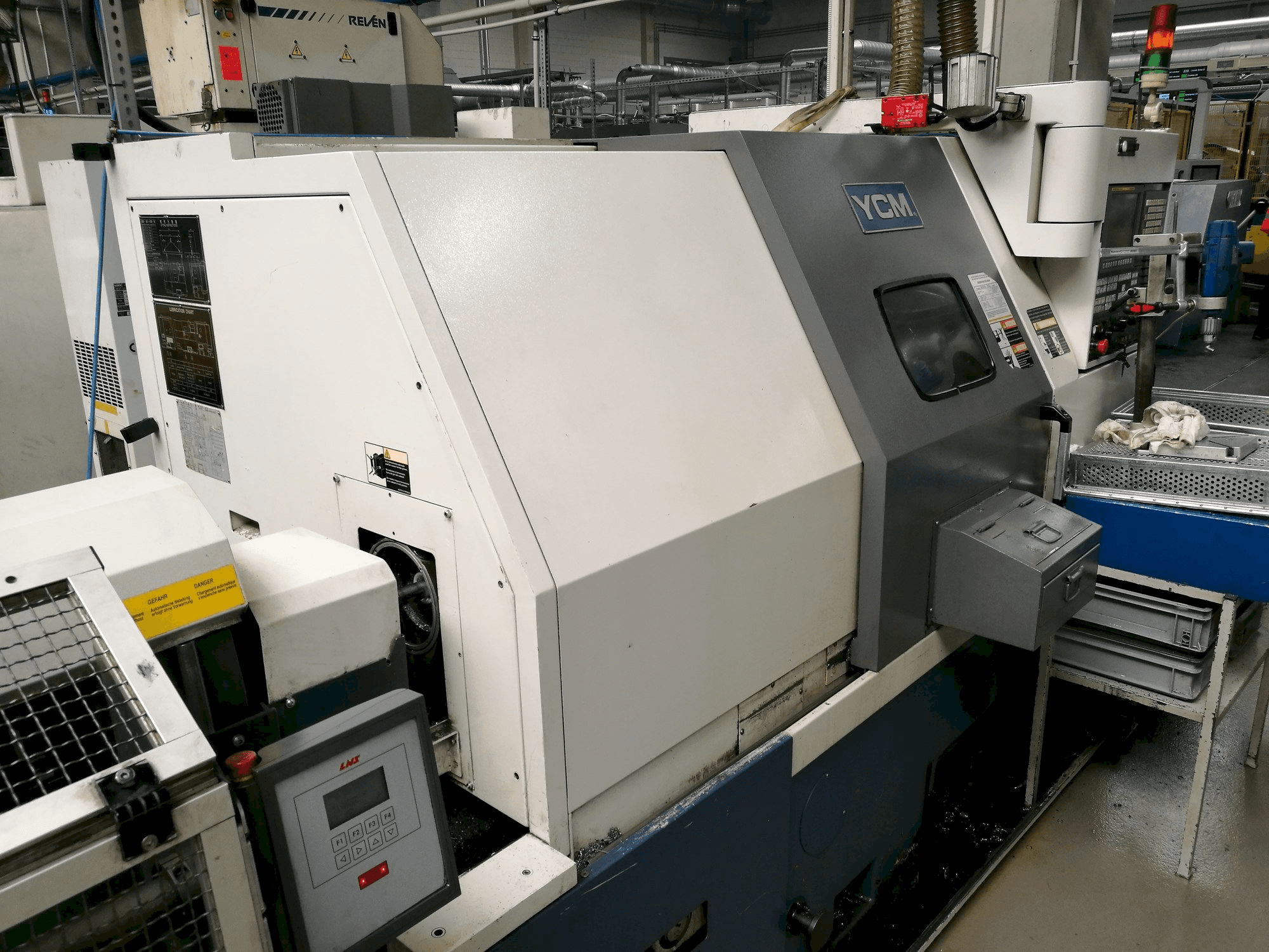 A YCM GT-250A gép elölnézete