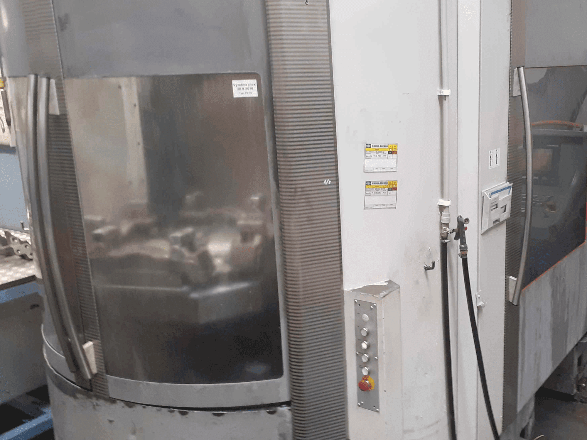 A DECKEL MAHO DMC 80 H gép elölnézete