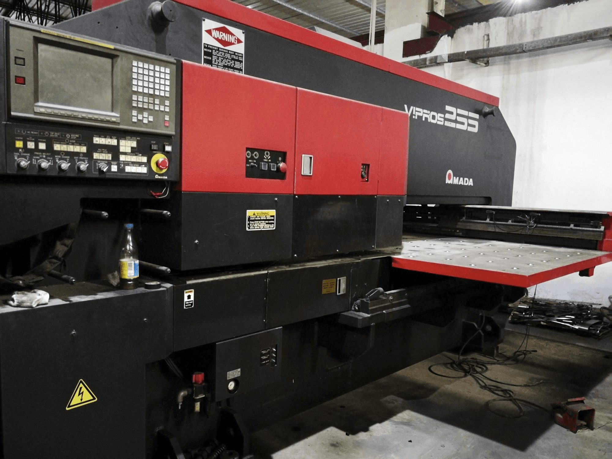 A AMADA Vipros 255 gép bal oldali nézete