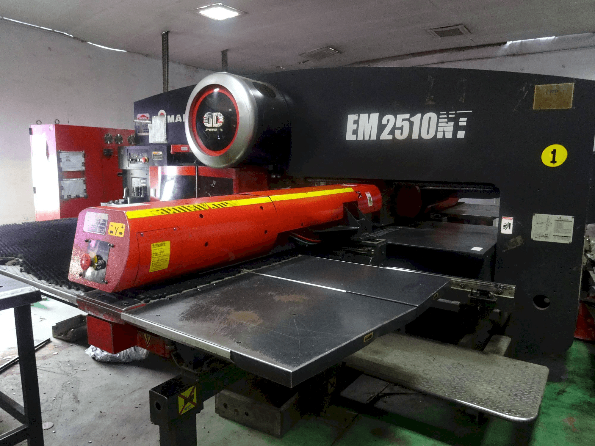 A AMADA EM 2510 NT gép elölnézete