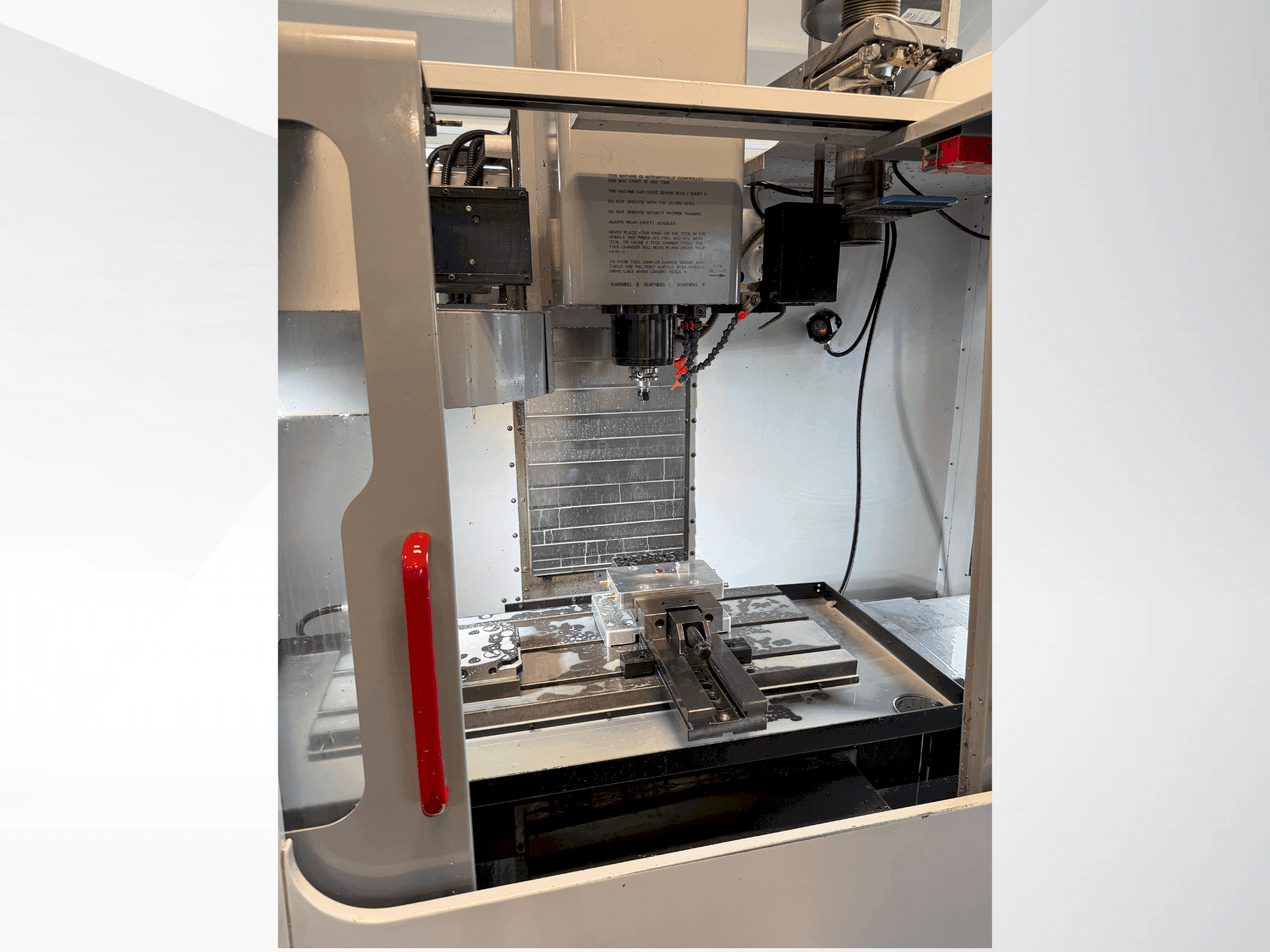 A HAAS VF-2DHE gép elölnézete