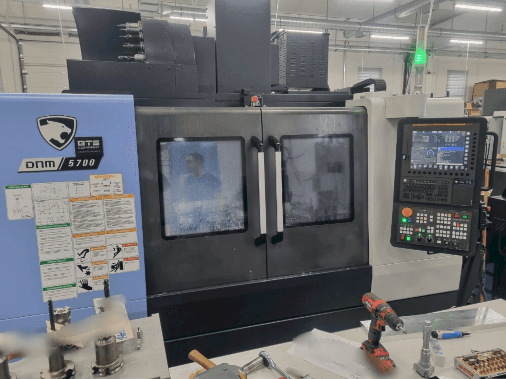 A DN SOLUTIONS DNM 5700 gép elölnézete