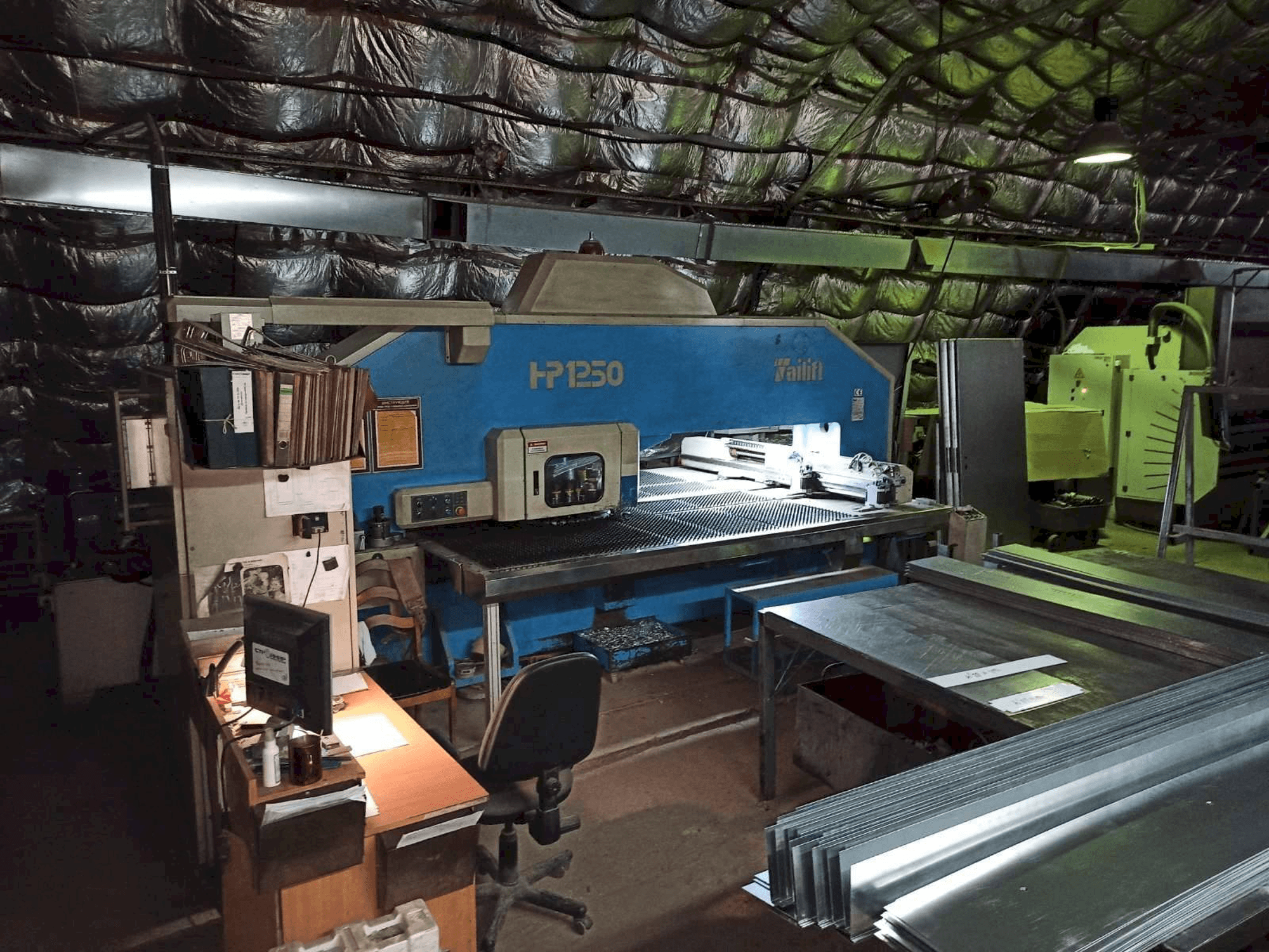 A TAILIFT HP1250 gép elölnézete