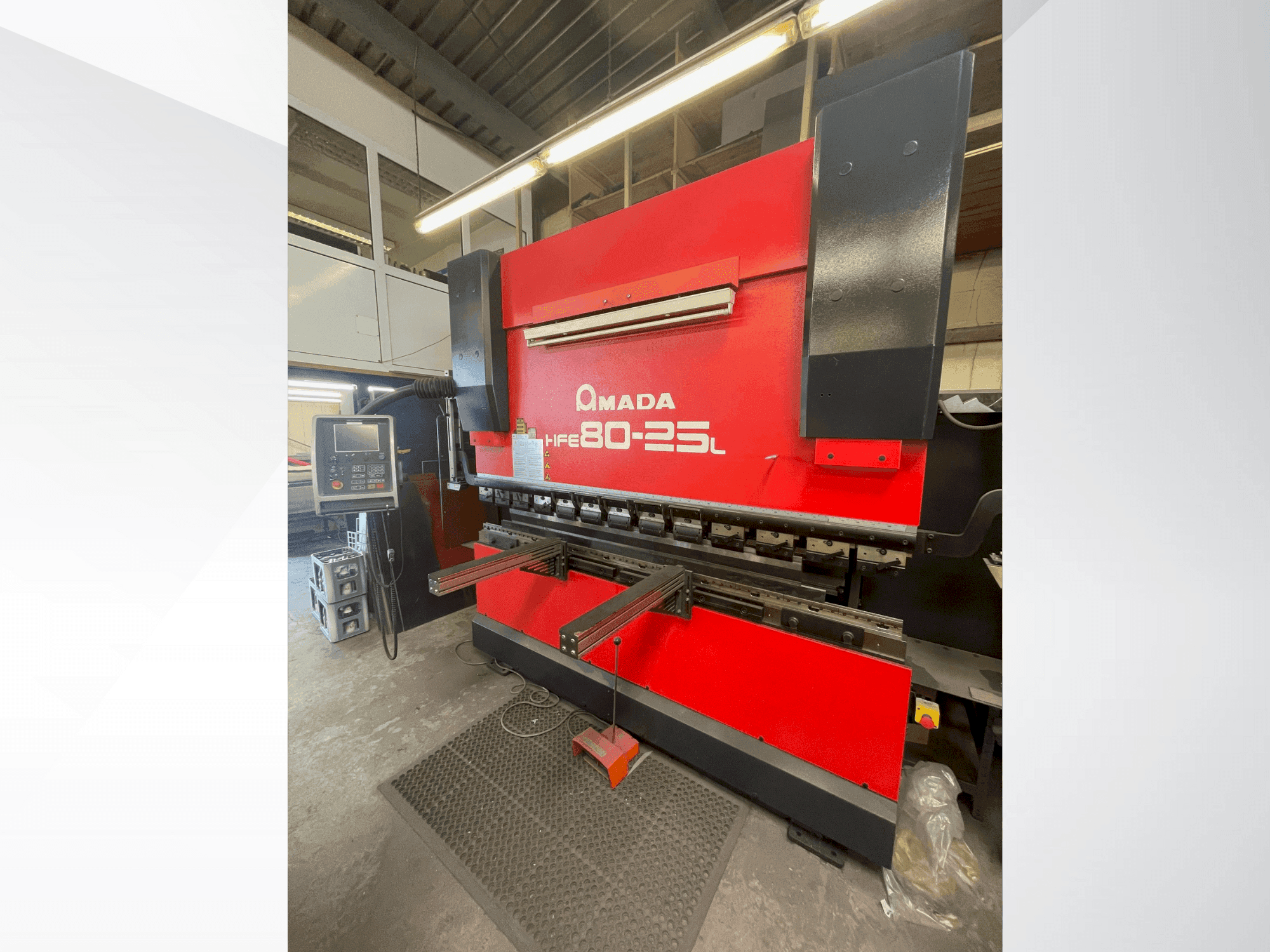 A AMADA HFE 80-25 L gép elölnézete
