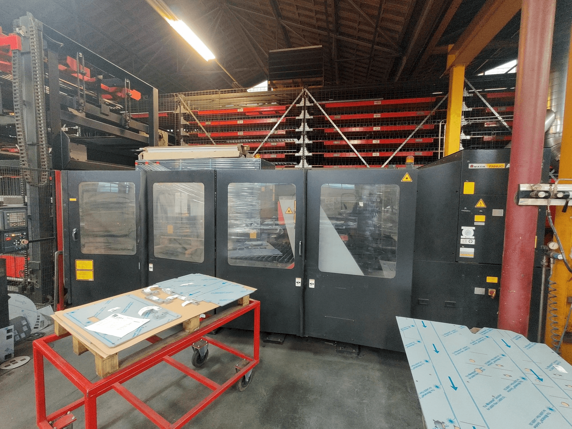A AMADA FO 3015 gép elölnézete