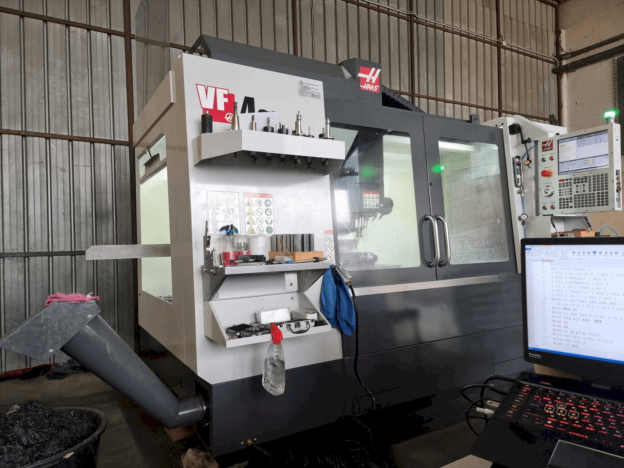 A HAAS VF4SS gép elölnézete