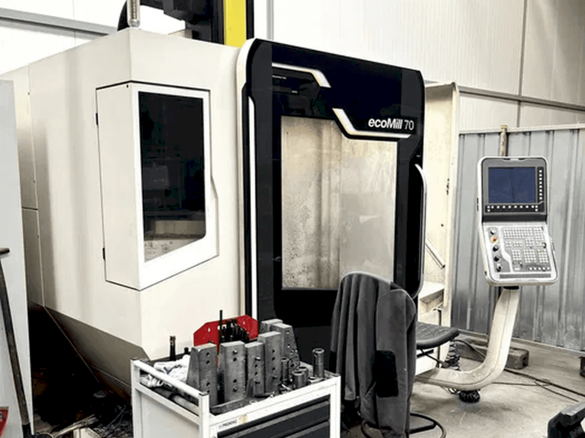 A DMG MORI ecoMill 70 gép elölnézete